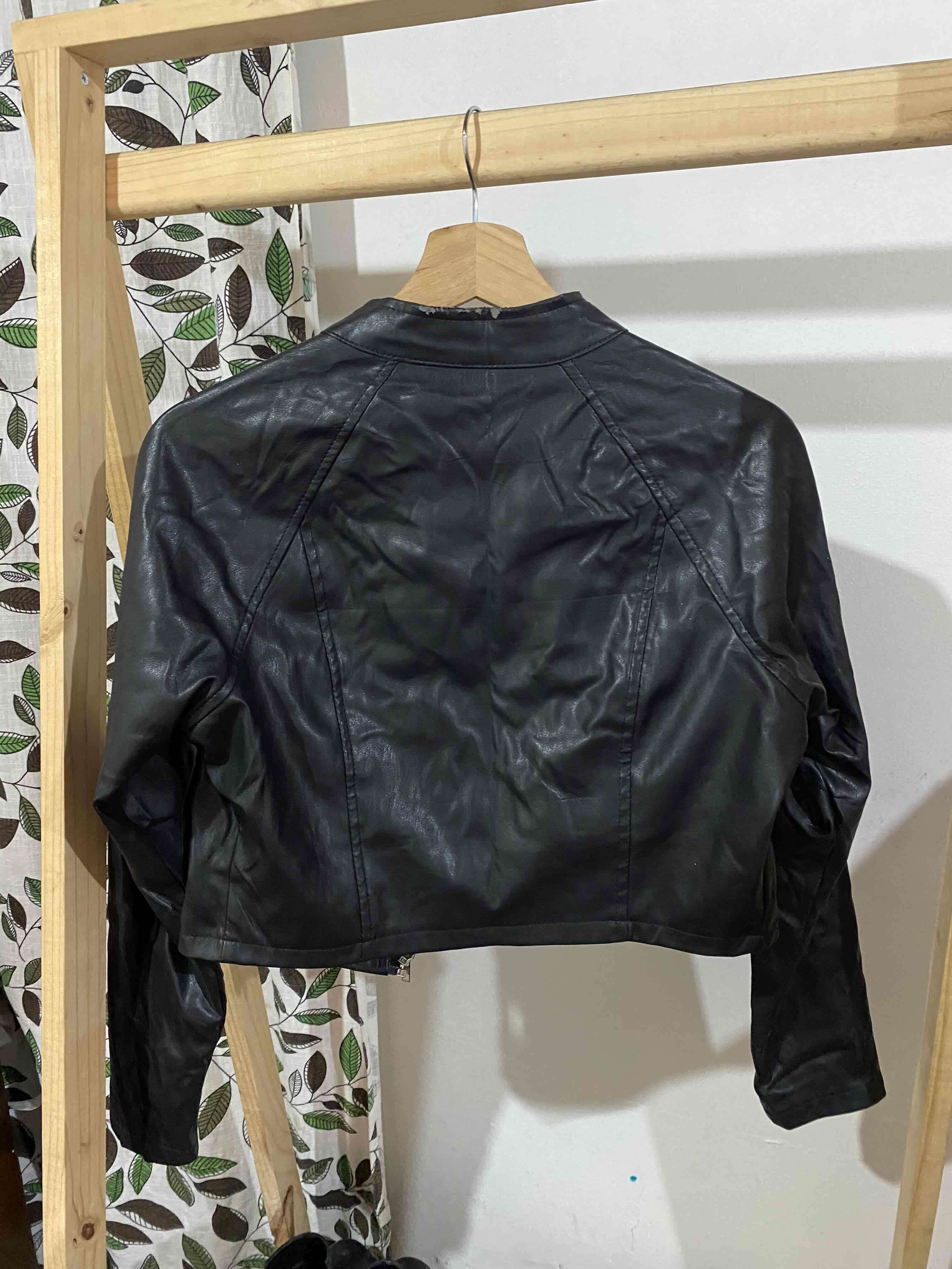 Chaqueta negra de cuero sintético - miniatura 2