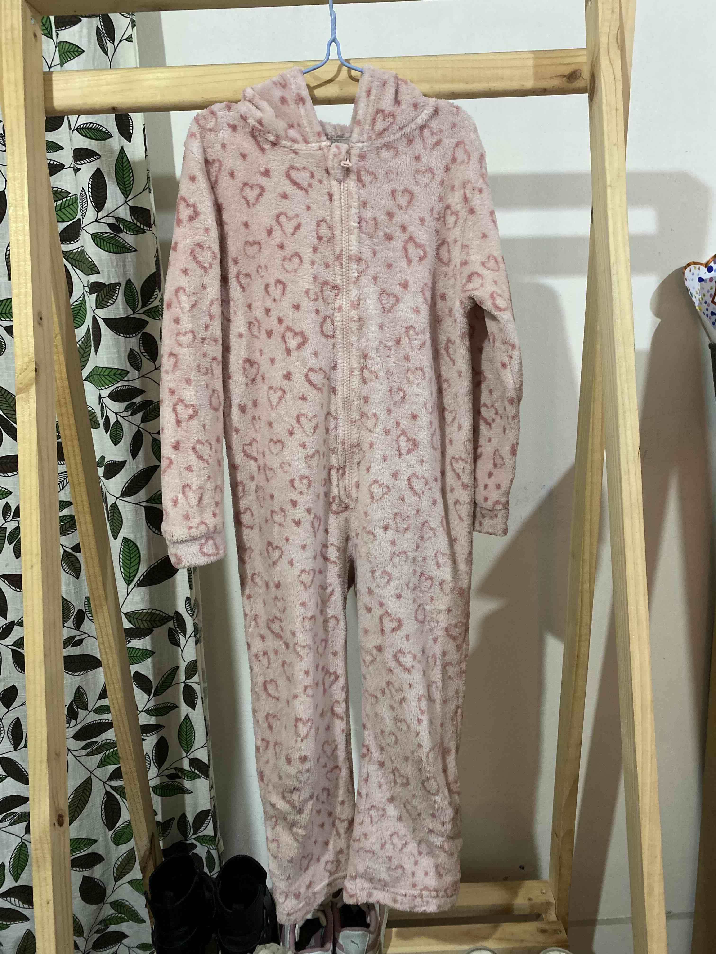 Pijama enterizo rosado con corazones - miniatura 1