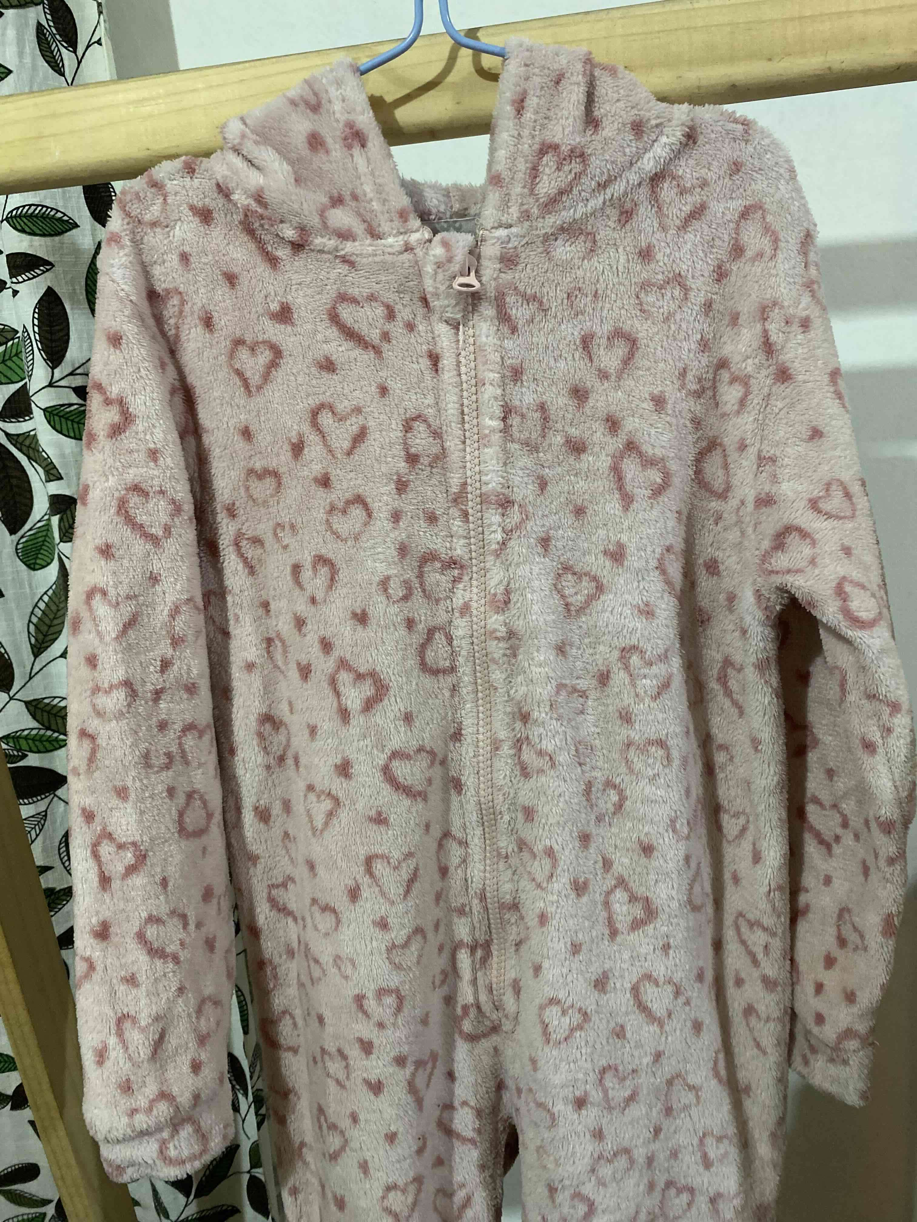 Pijama enterizo rosado con corazones - miniatura 2