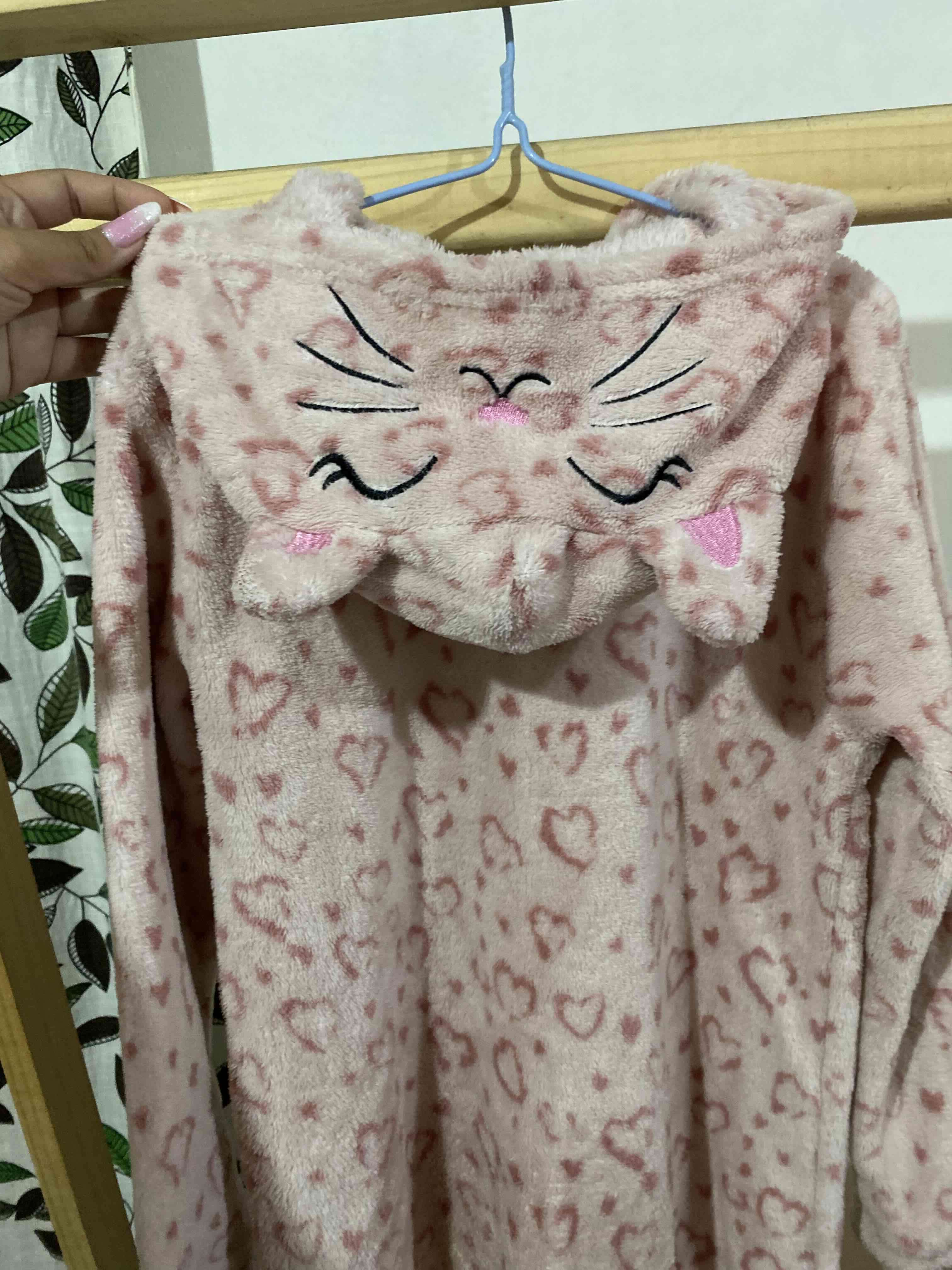 Pijama enterizo rosado con corazones - miniatura 3