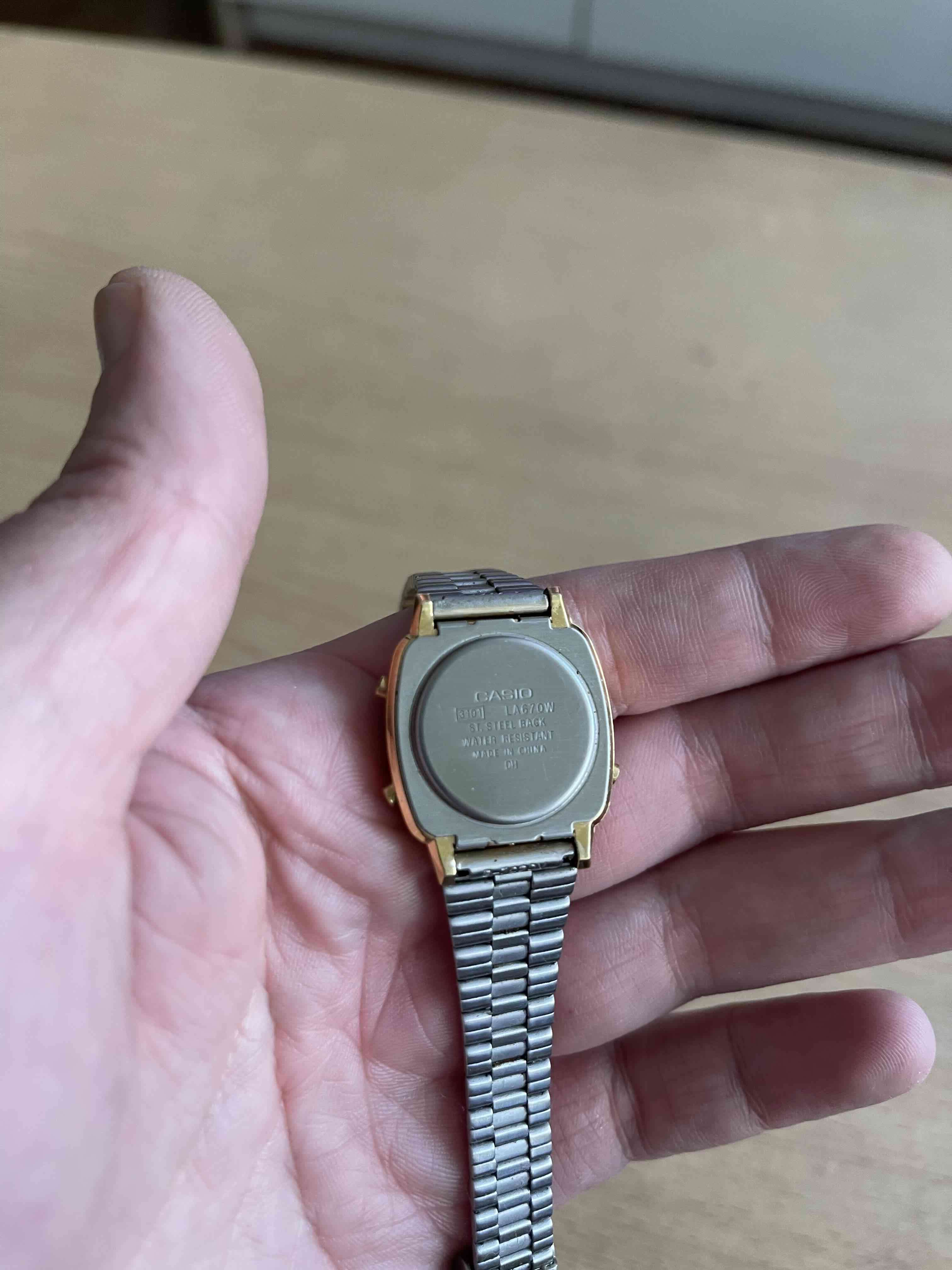 Reloj digital Casio dorado - miniatura 2