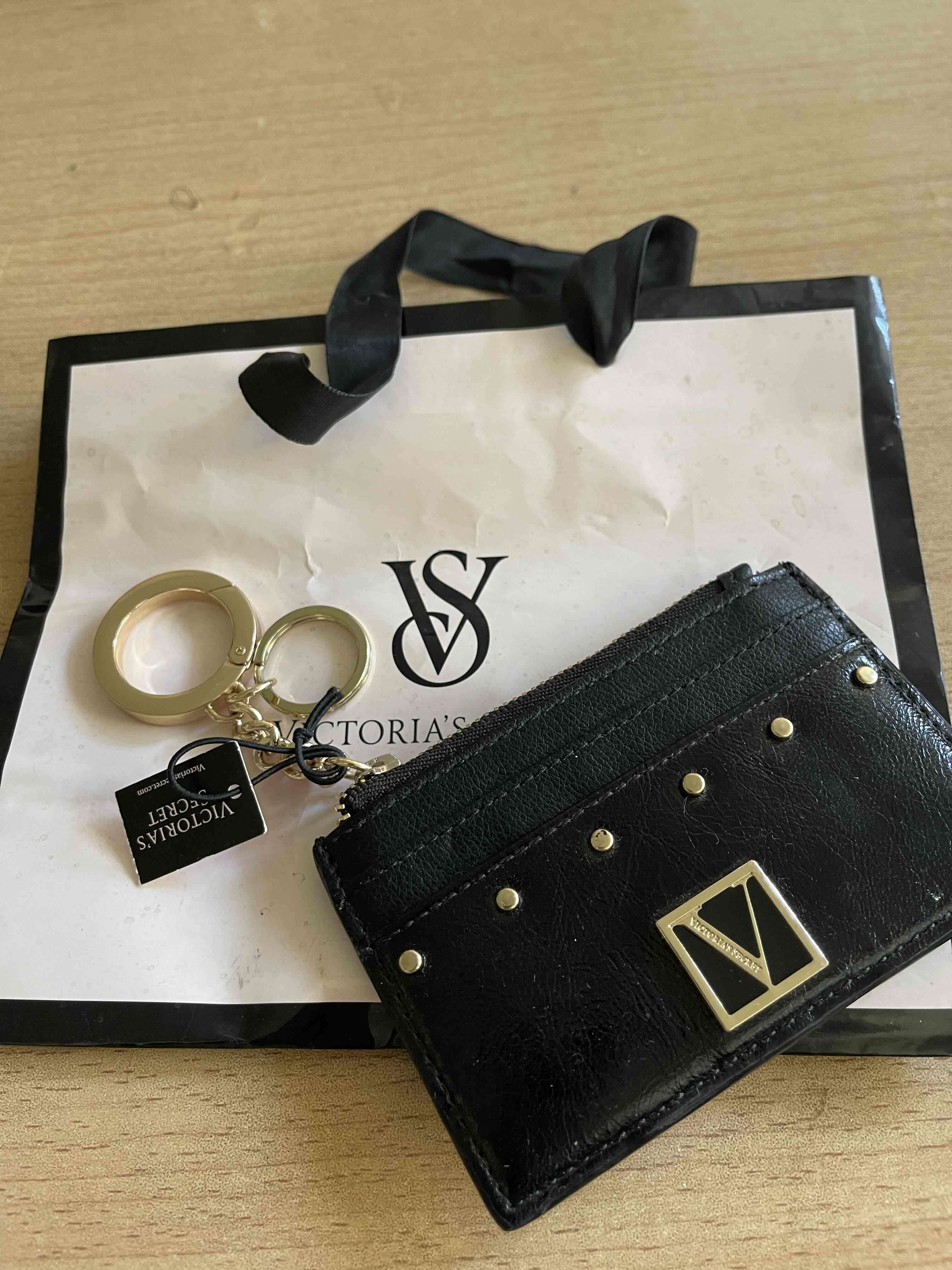 Tarjetero negro con llavero VS