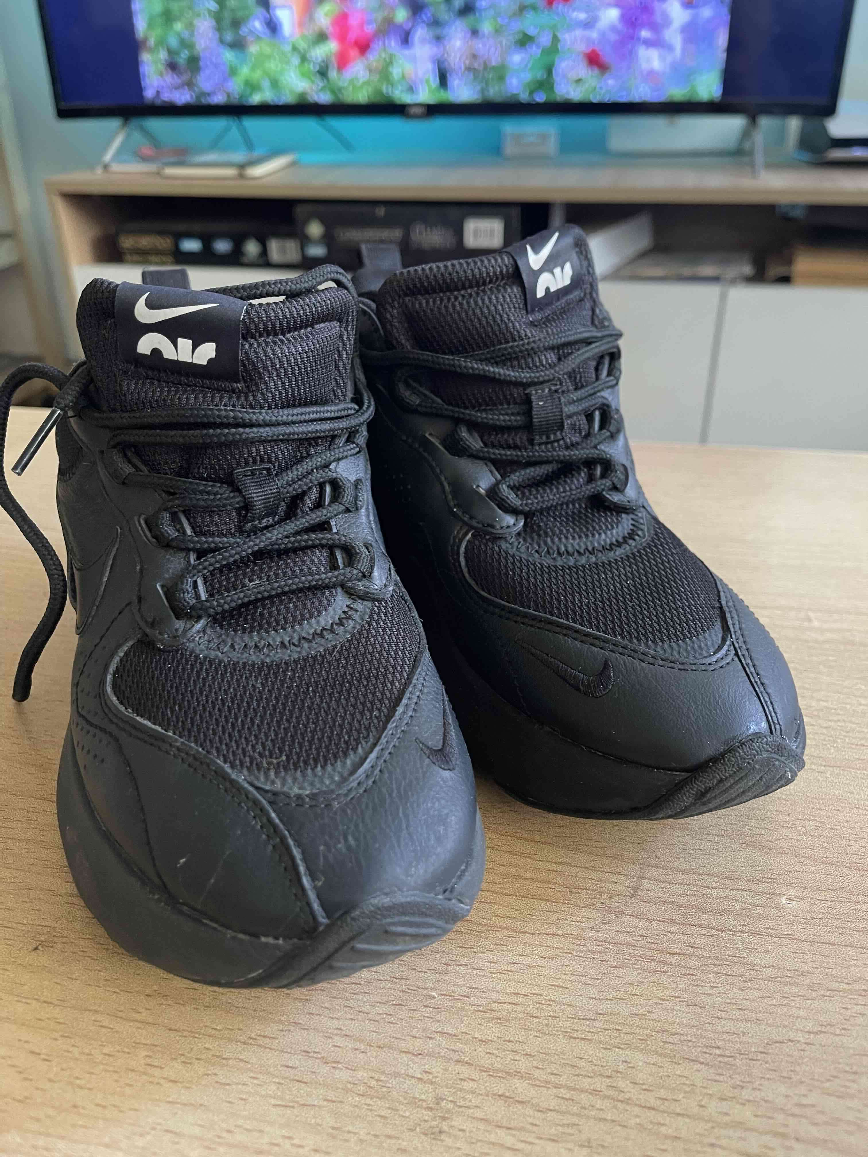 Zapatillas negras deportivas Nike - miniatura 2