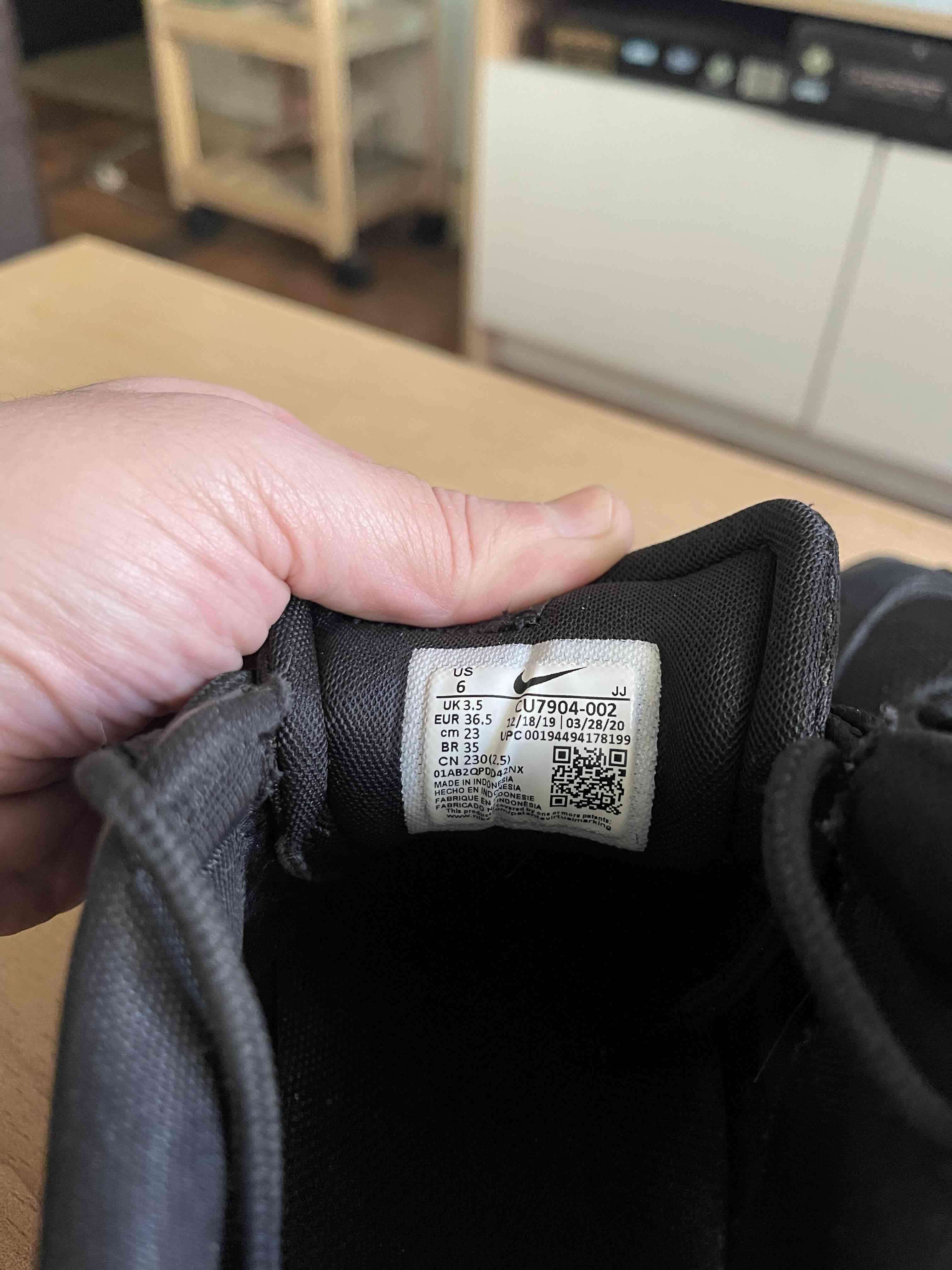 Zapatillas negras deportivas Nike - miniatura 3