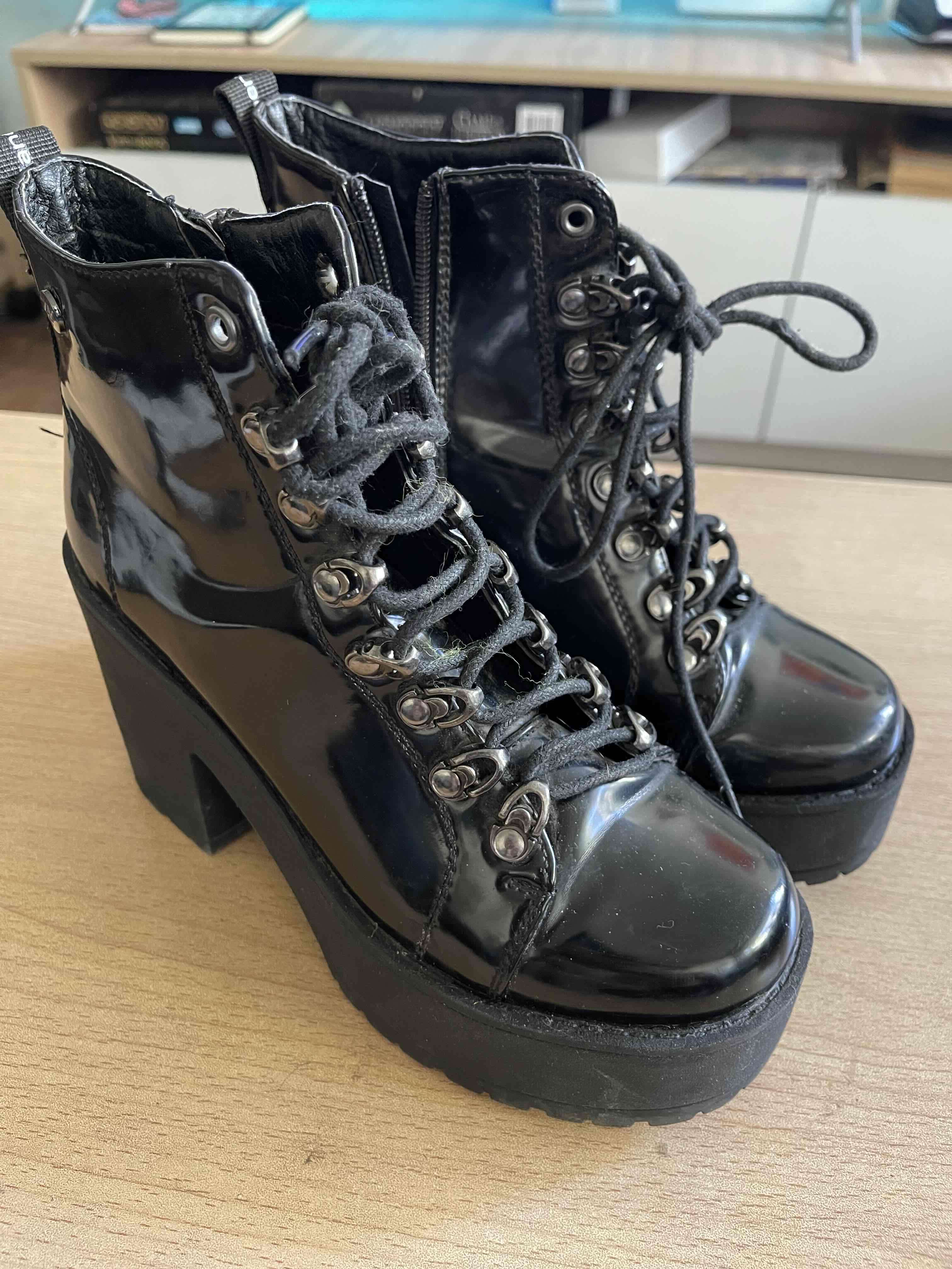 Botines negros de charol con plataforma