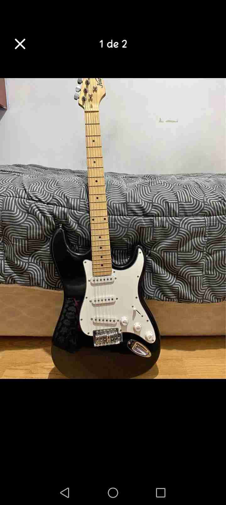 Guitarra eléctrica negra estilo Stratocaster