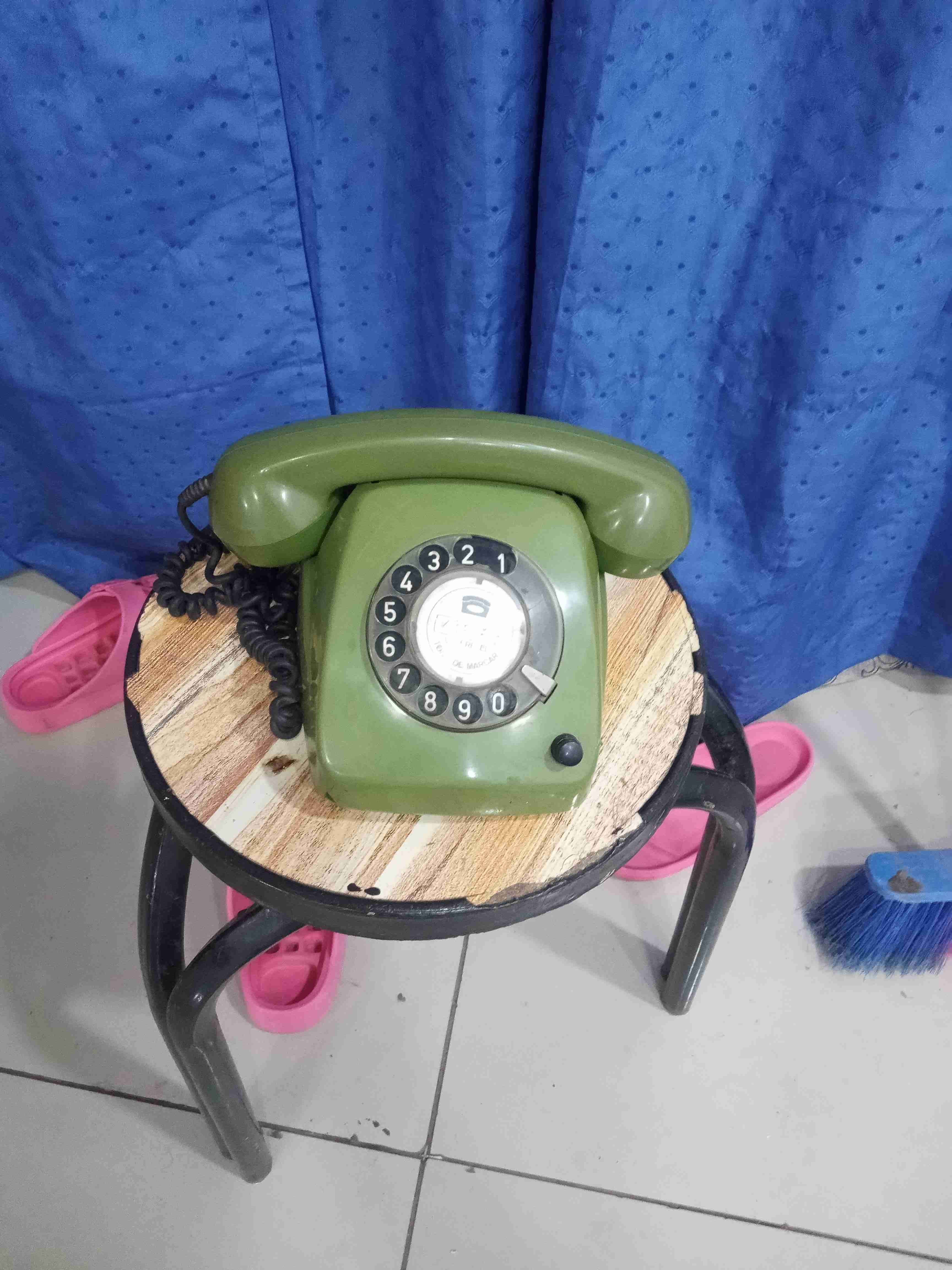 Teléfono antiguo verde - miniatura 1