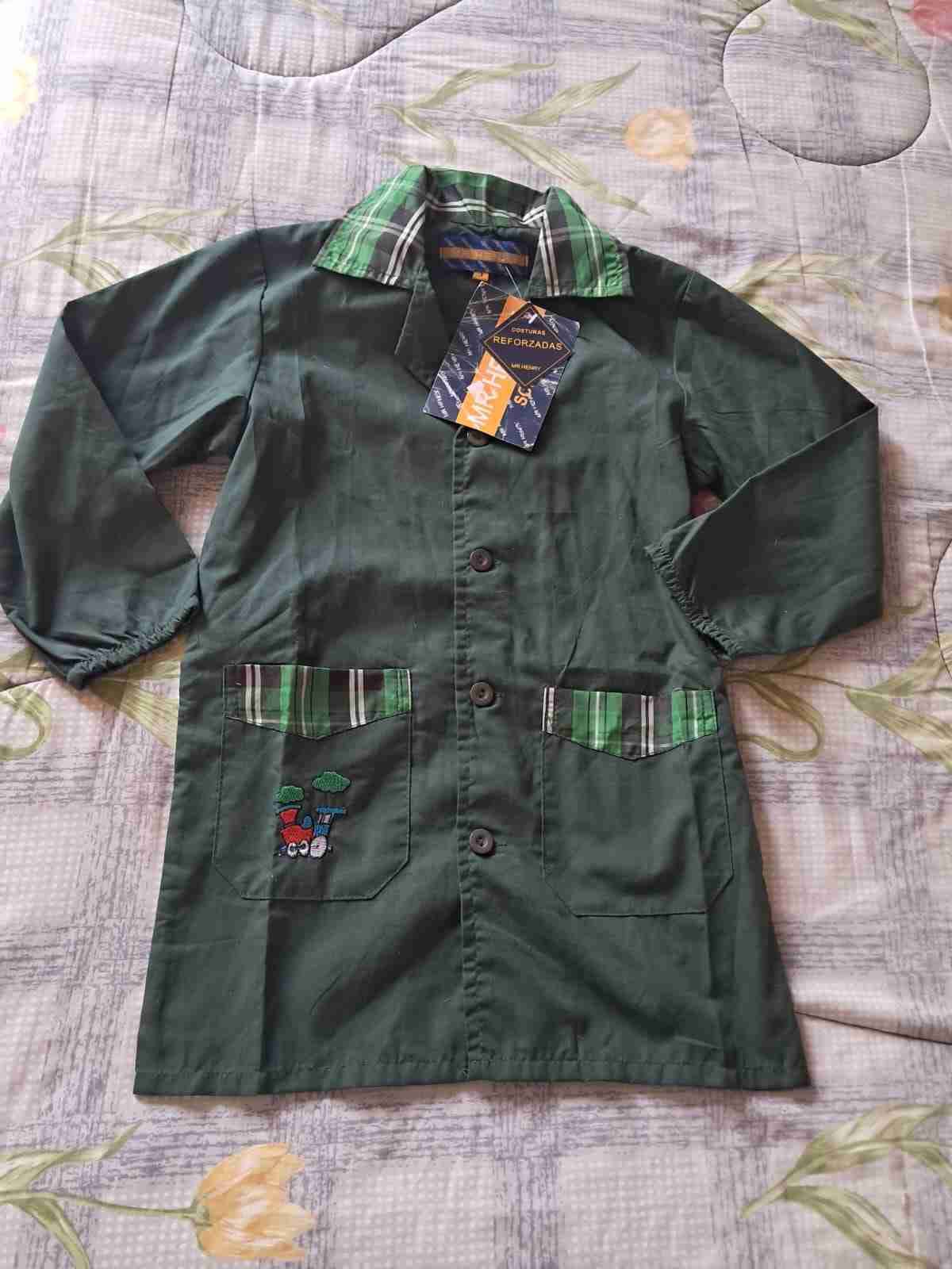 Delantal escolar verde con diseño