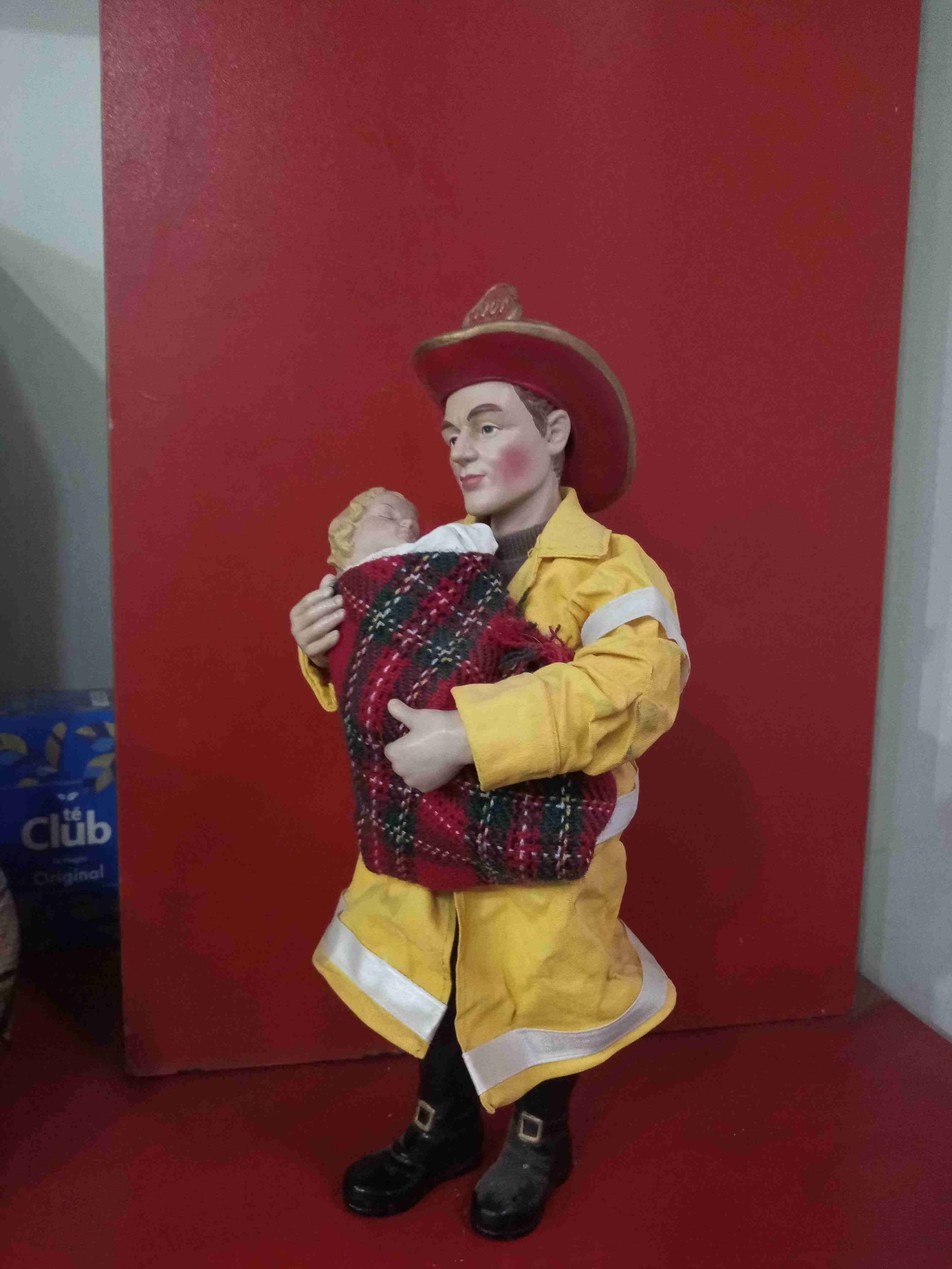 Figura de bombero rescatando bebé - miniatura 1