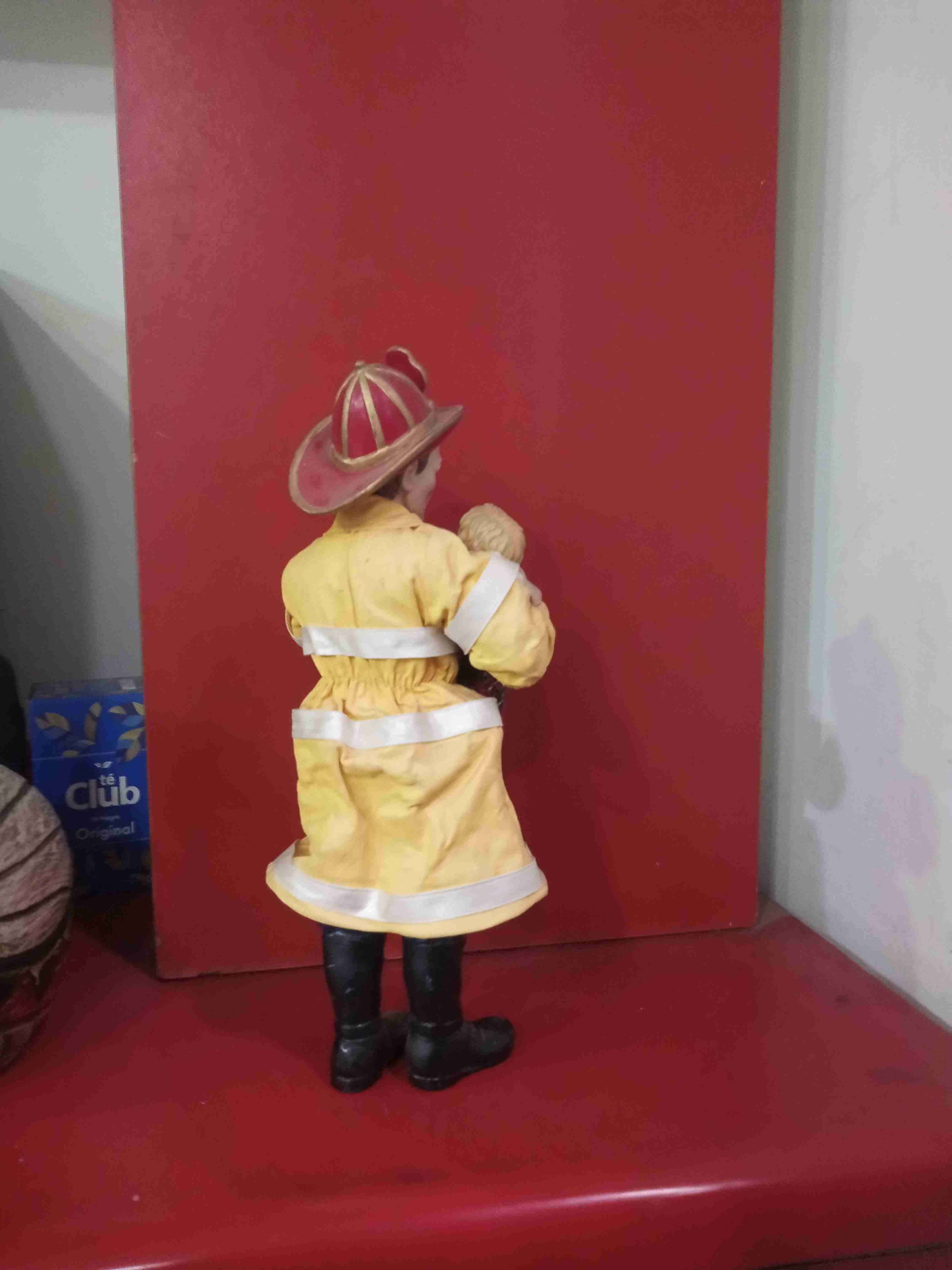 Figura de bombero rescatando bebé - miniatura 2