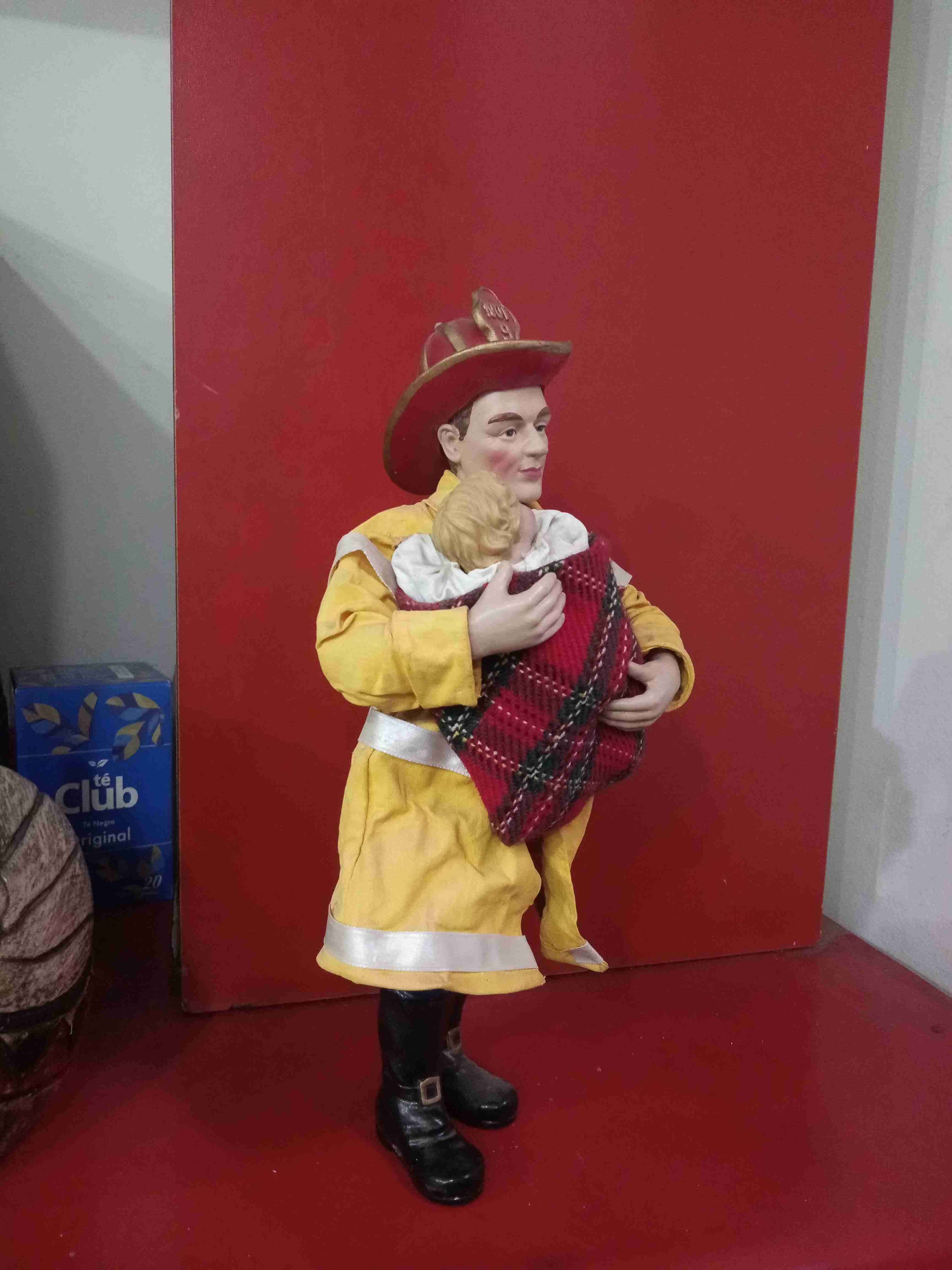 Figura de bombero rescatando bebé - miniatura 3