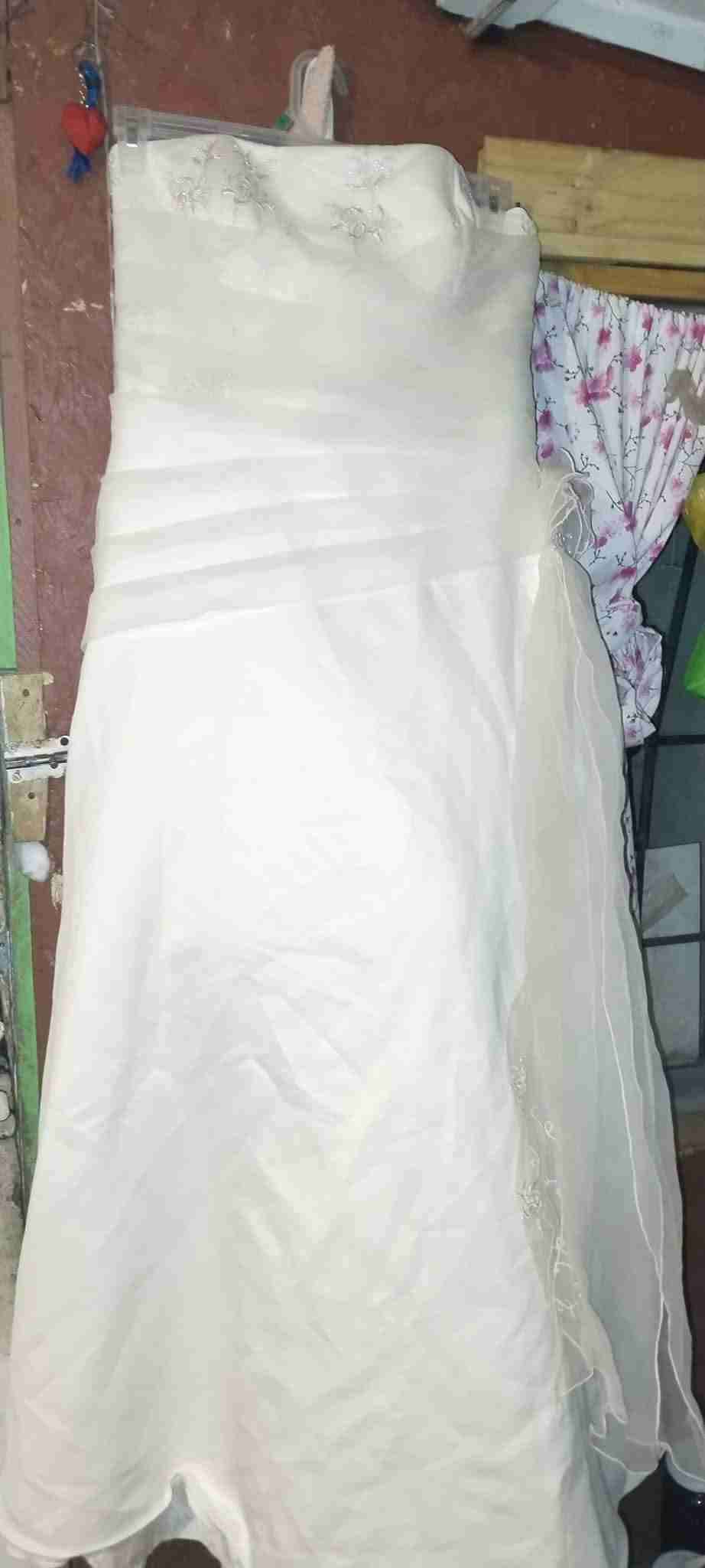 Vestido de novia blanco elegante - miniatura 1