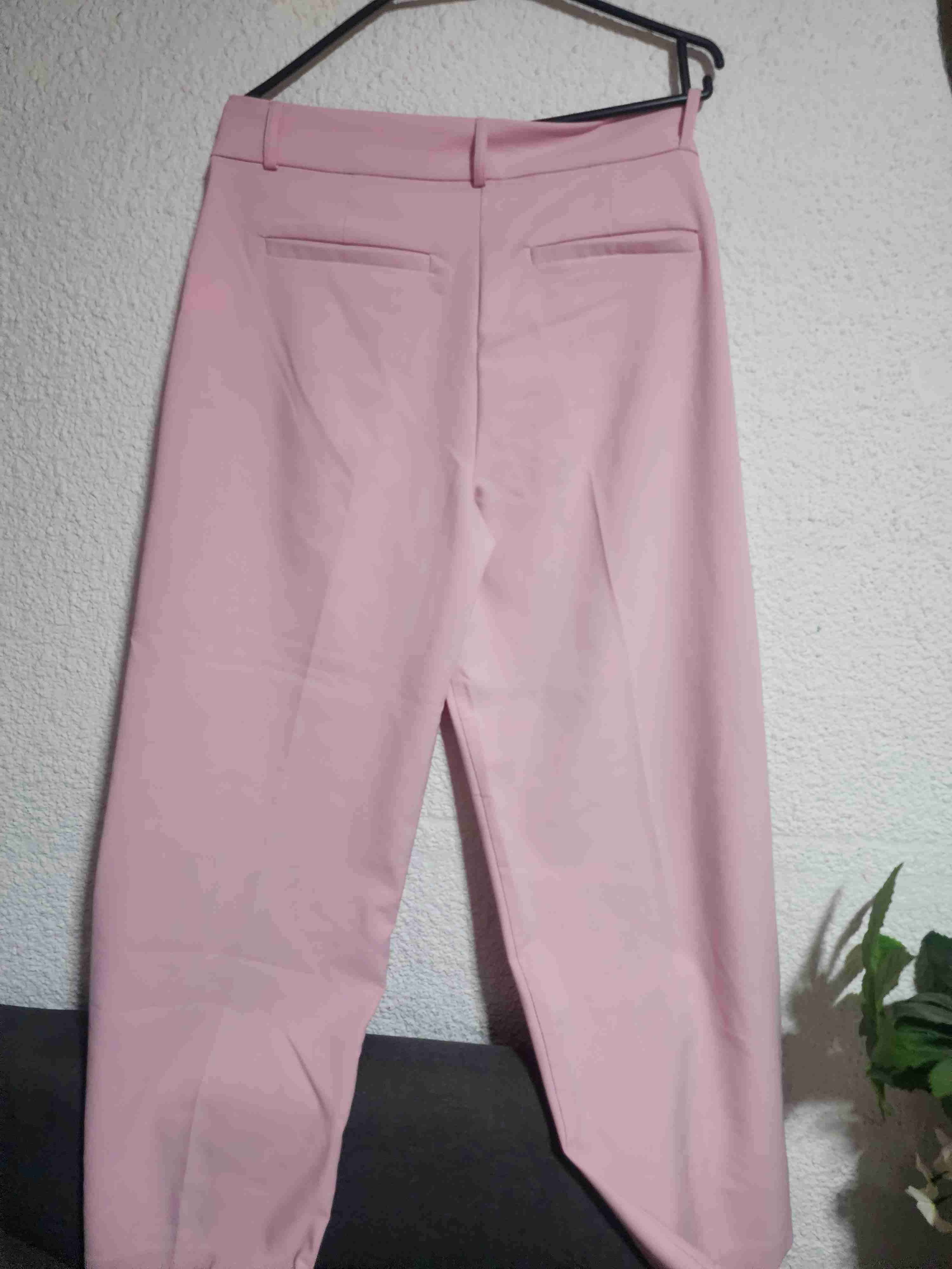 Pantalón rosa con etiqueta - miniatura 2