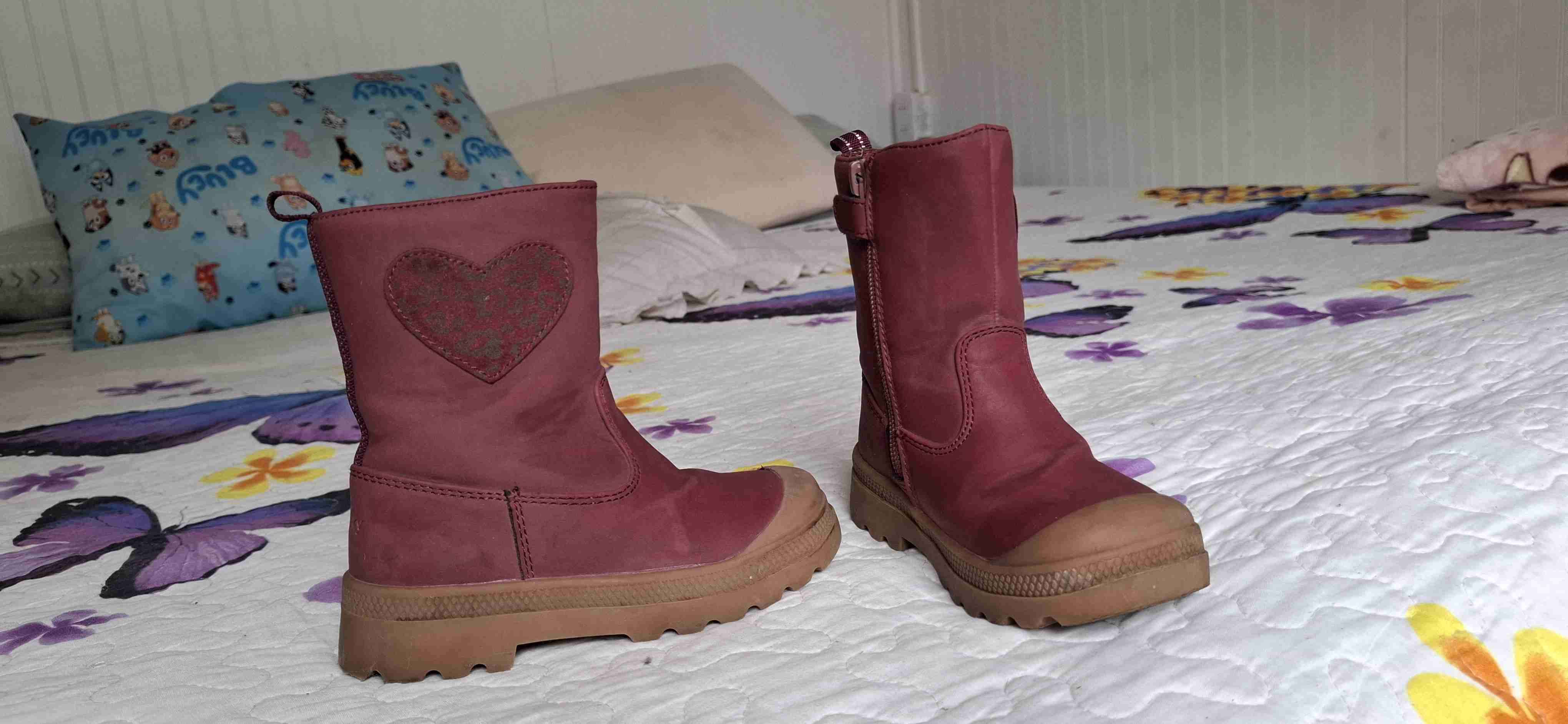 Botas infantiles burdeo con corazón - miniatura 2