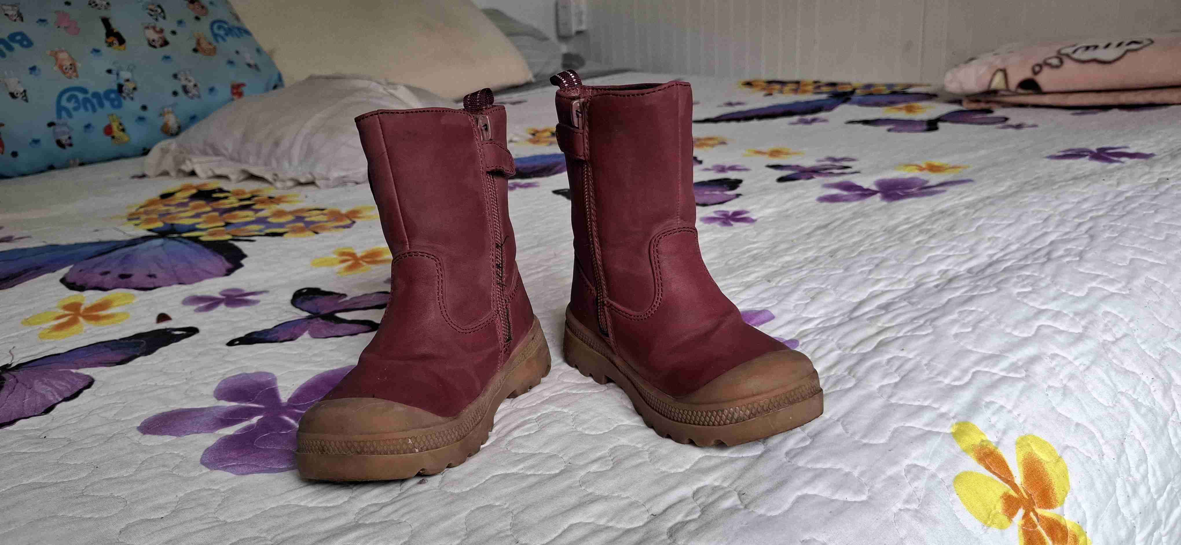 Botas infantiles burdeo con corazón - miniatura 3