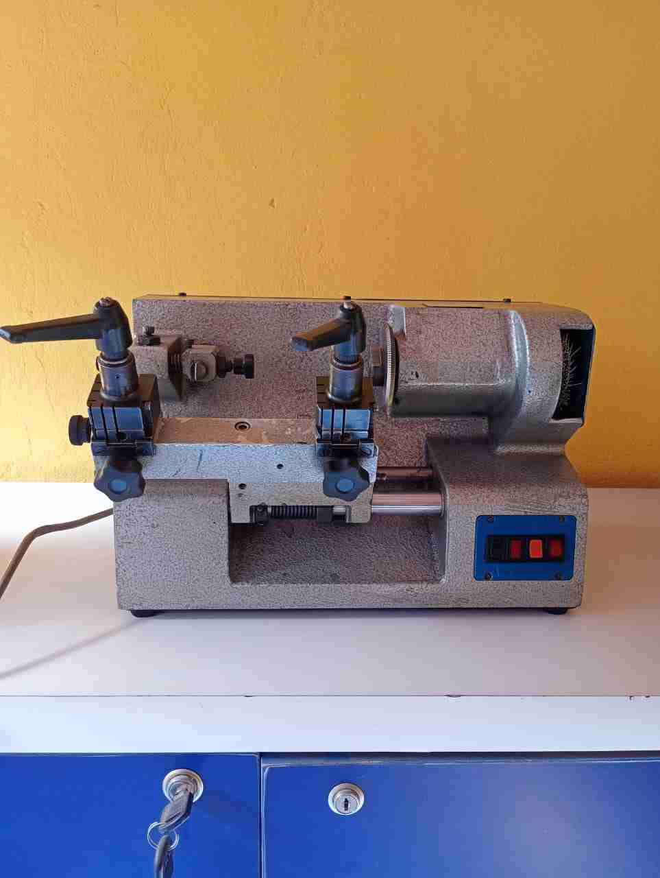 Duplicadora de llaves manual - miniatura 2