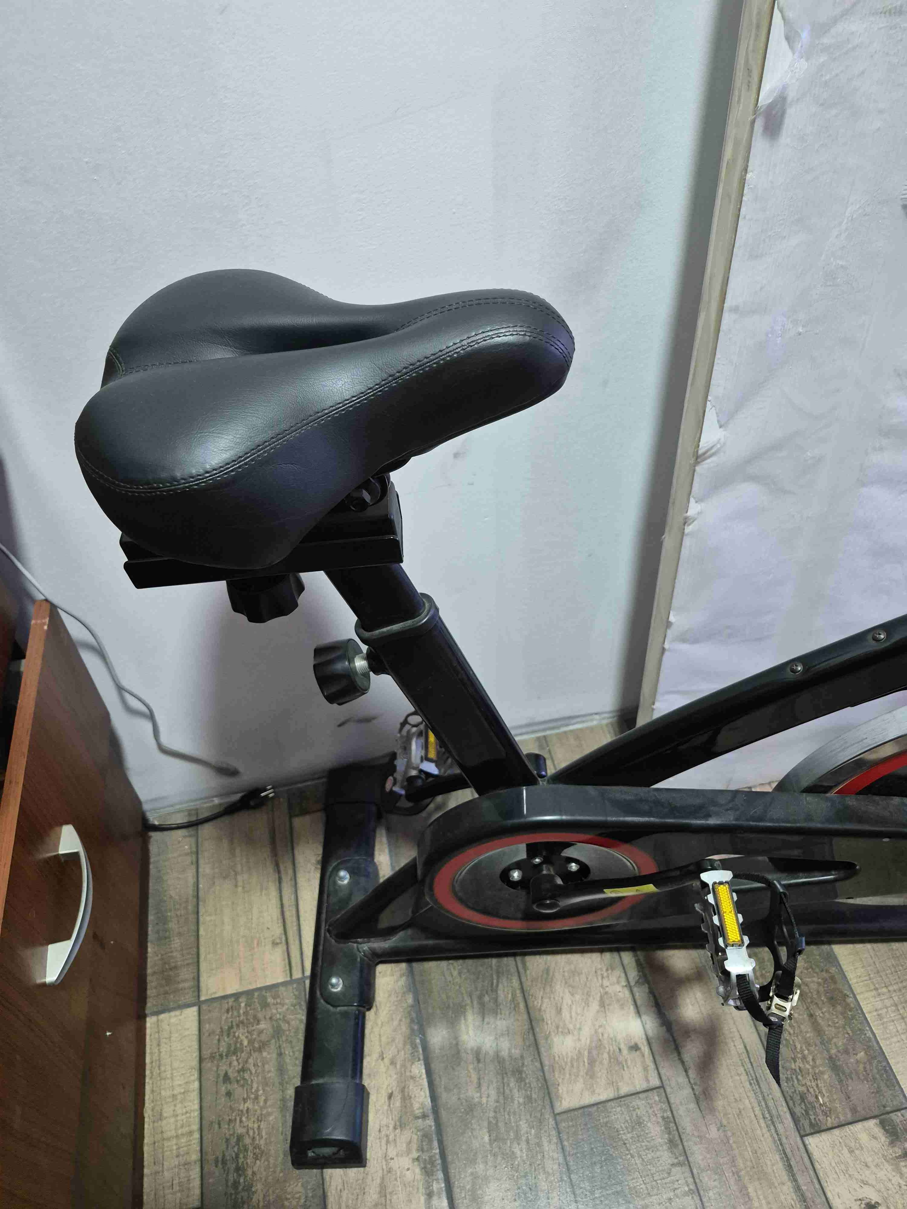 Bicicleta estática negra - miniatura 1