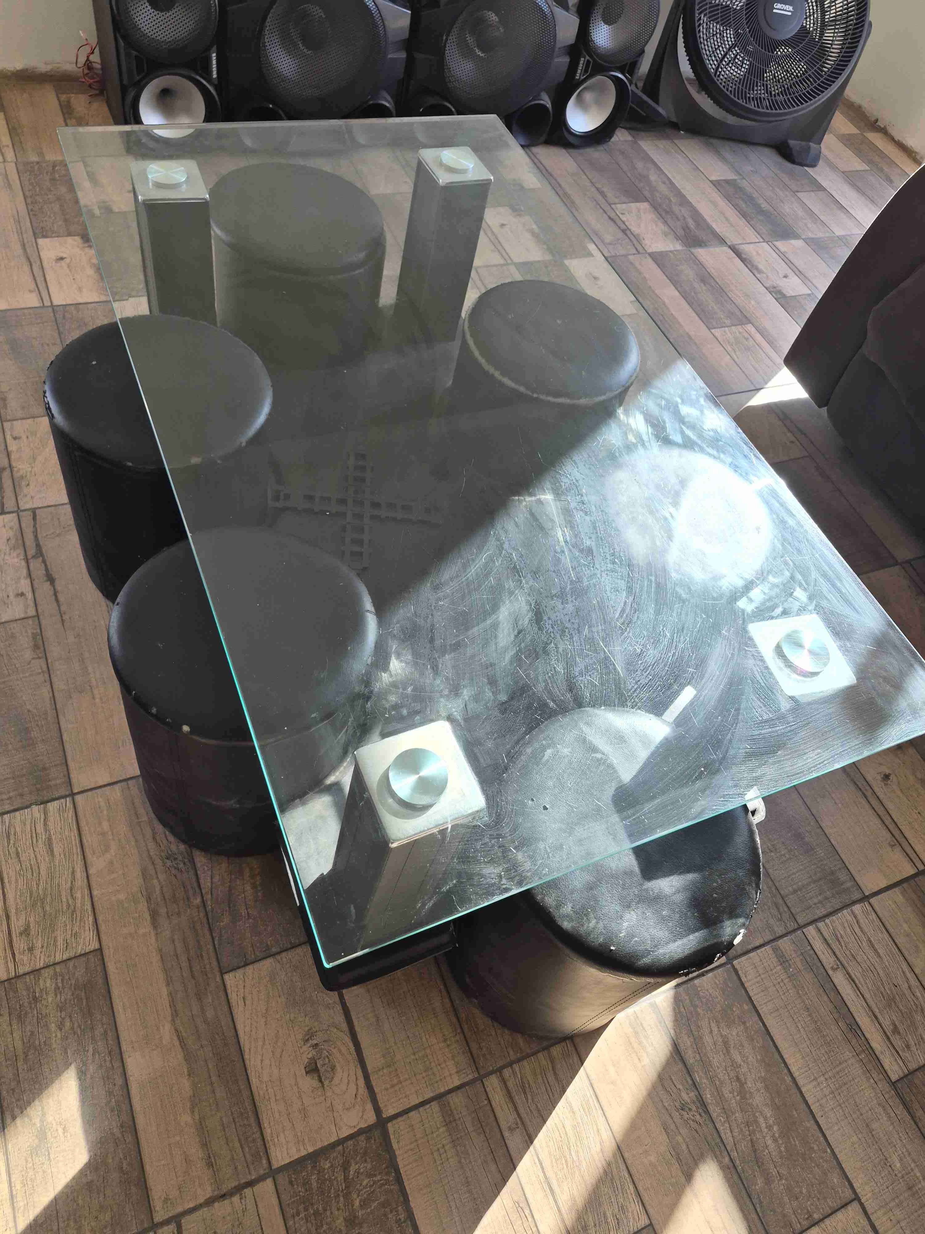 Mesa de vidrio con pufs - miniatura 2