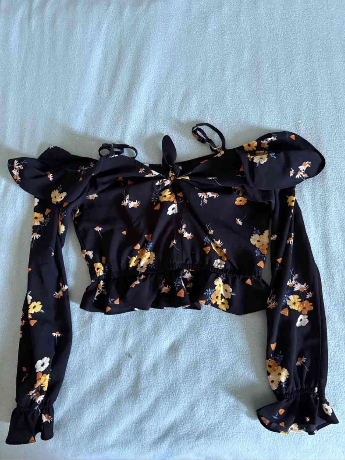 Blusa floreada negra con mangas