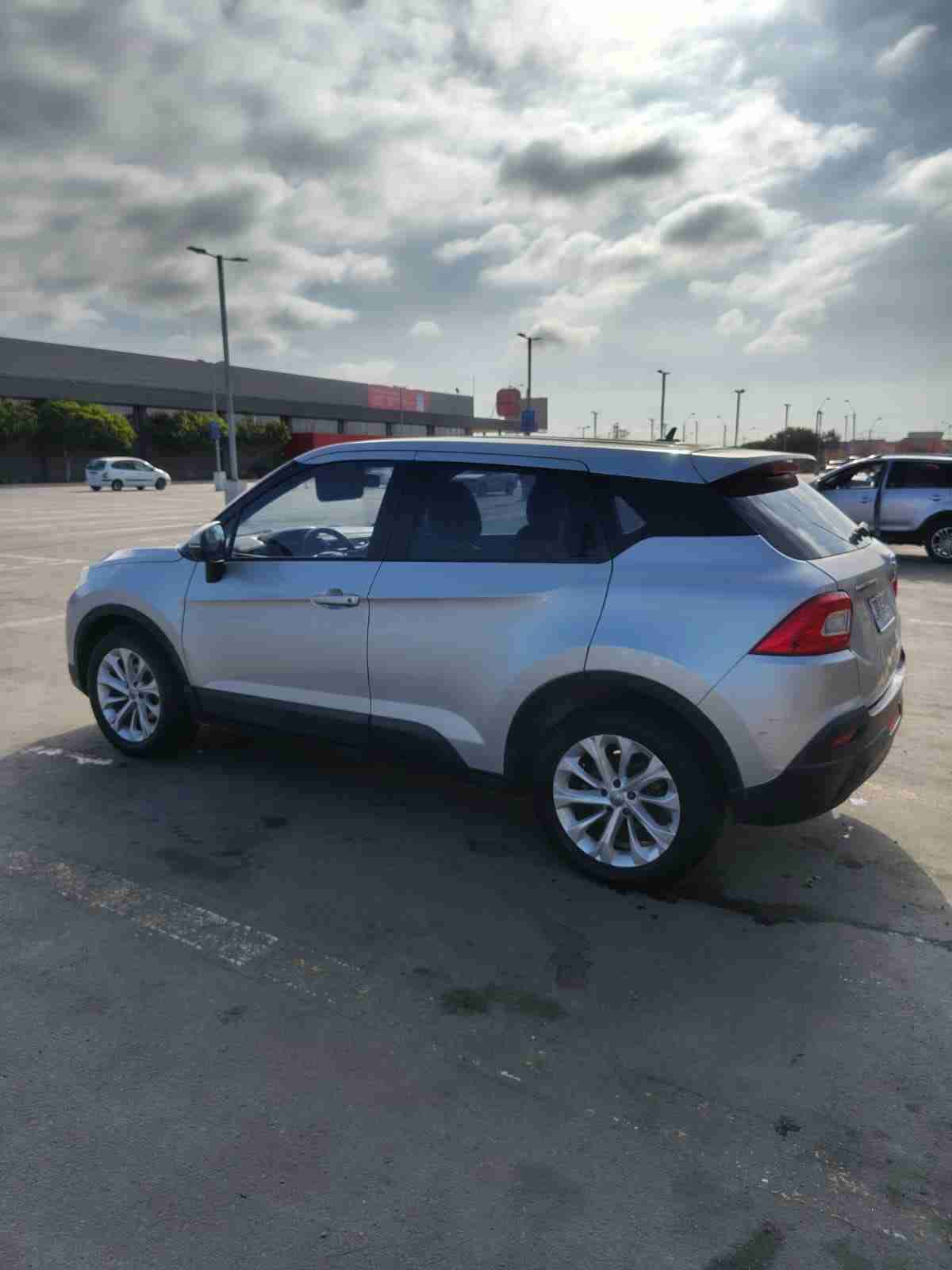 SUV gris en buen estado - miniatura 1