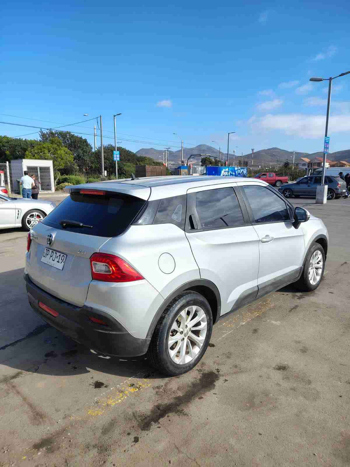 SUV gris en buen estado - miniatura 2