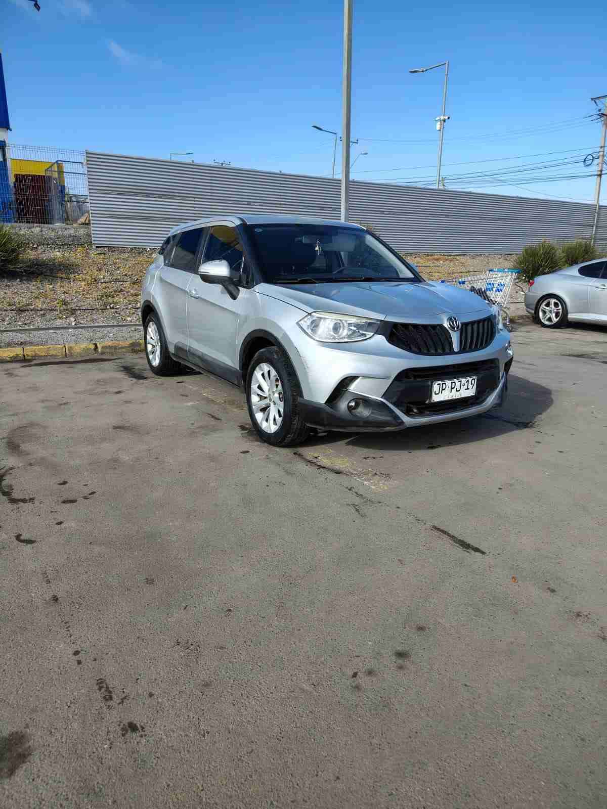 SUV gris en buen estado - miniatura 3