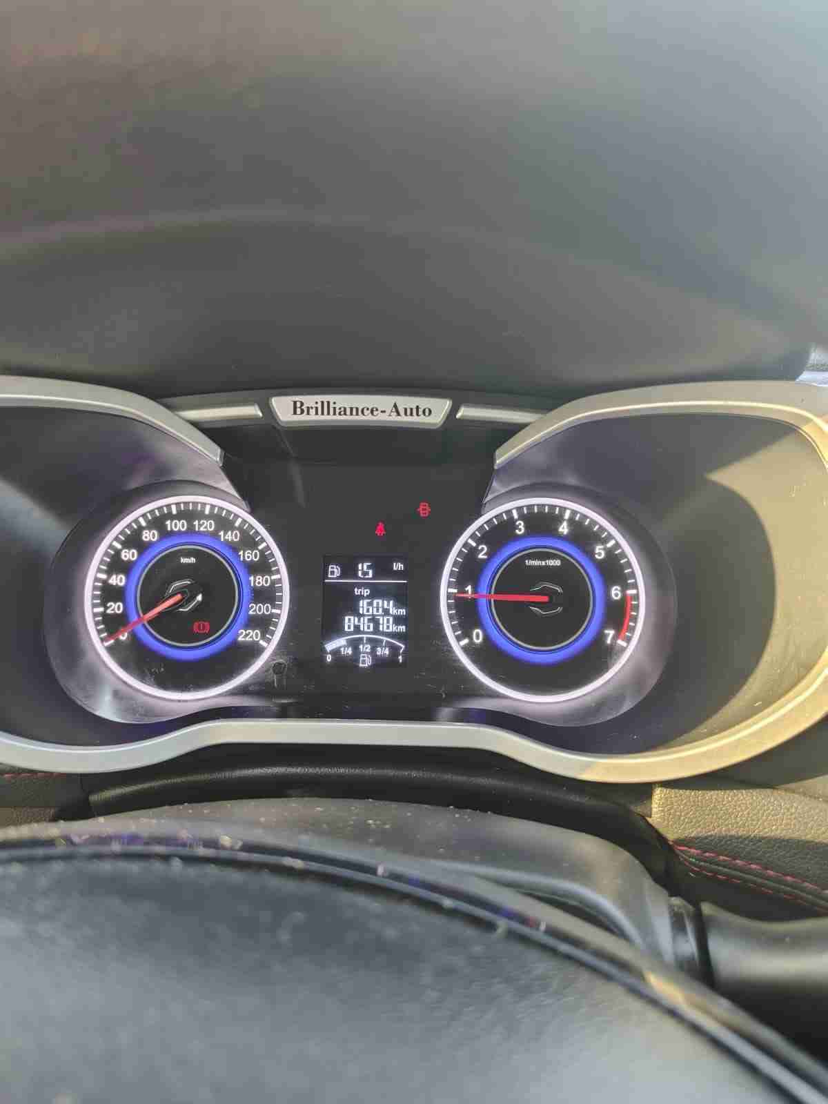 SUV gris en buen estado - miniatura 4