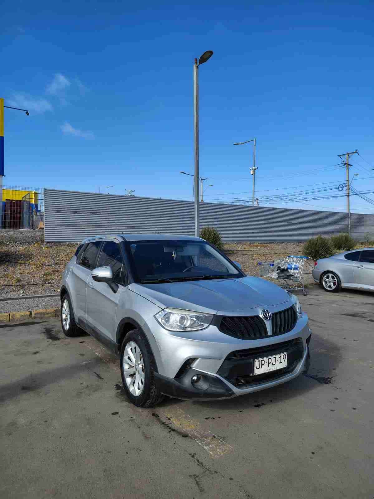 SUV gris en buen estado - miniatura 6