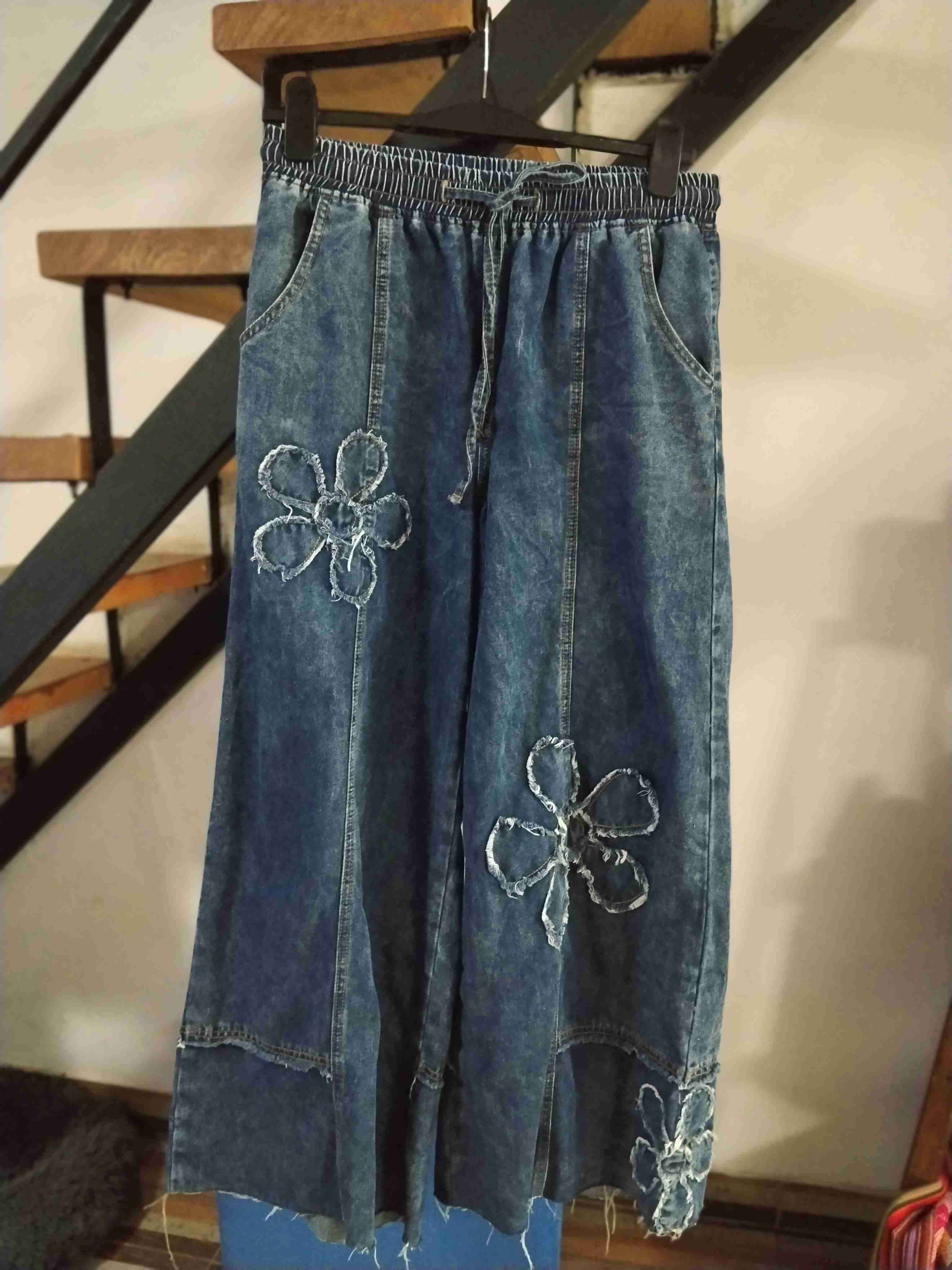Pantalón  denim con flores - miniatura 1