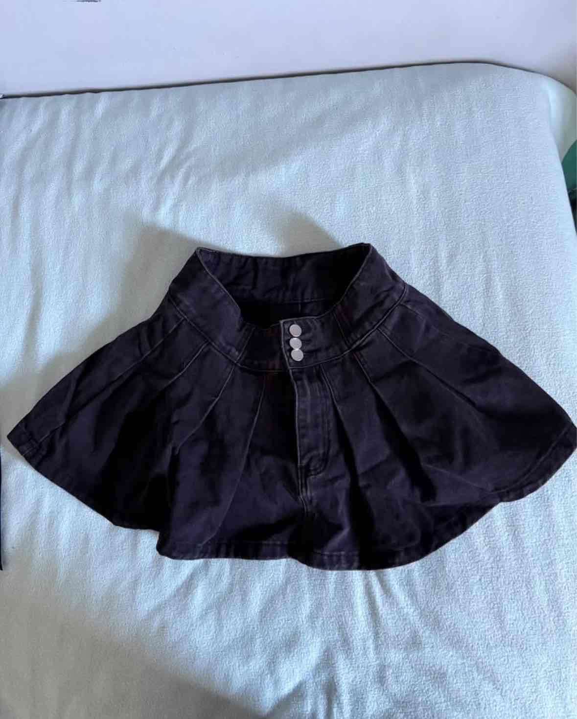 Falda negra corta con botones