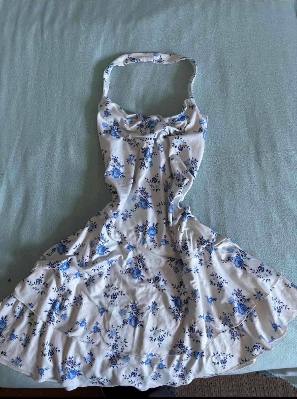 Vestido floreado blanco y azul