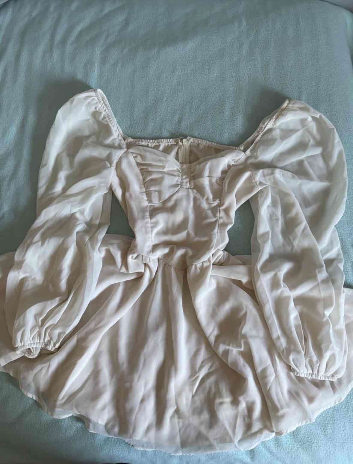 Vestido beige con mangas abullonadas