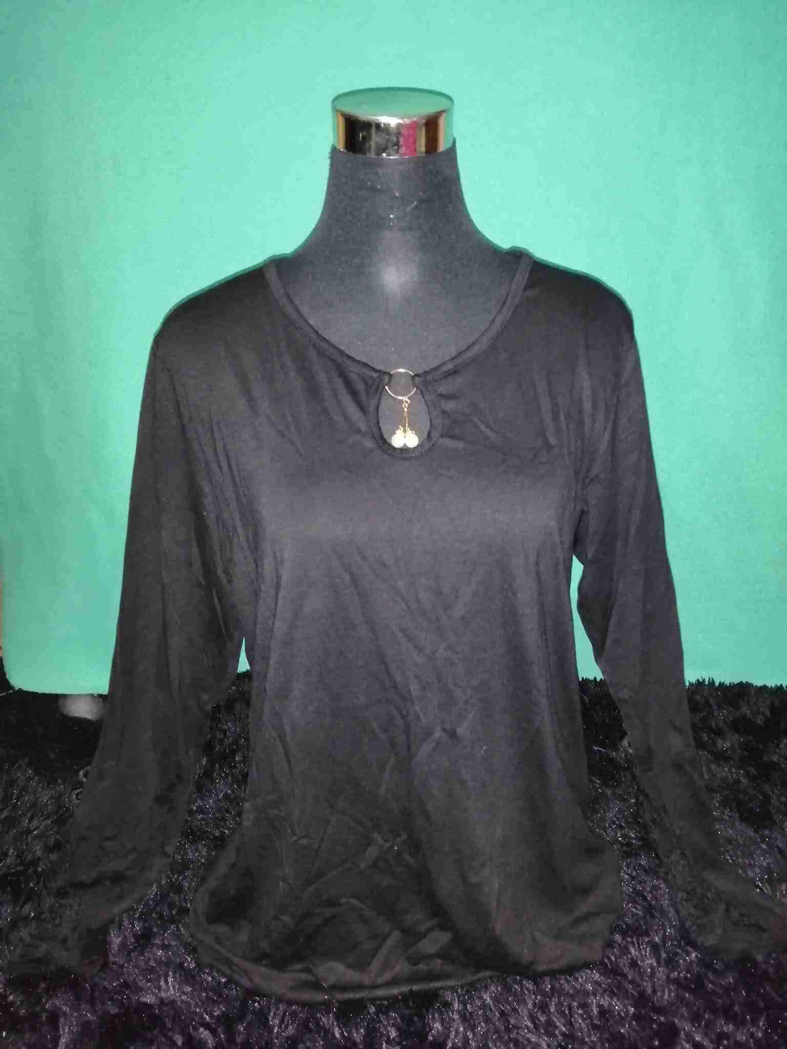 Polera negra con detalle de argolla - miniatura 1