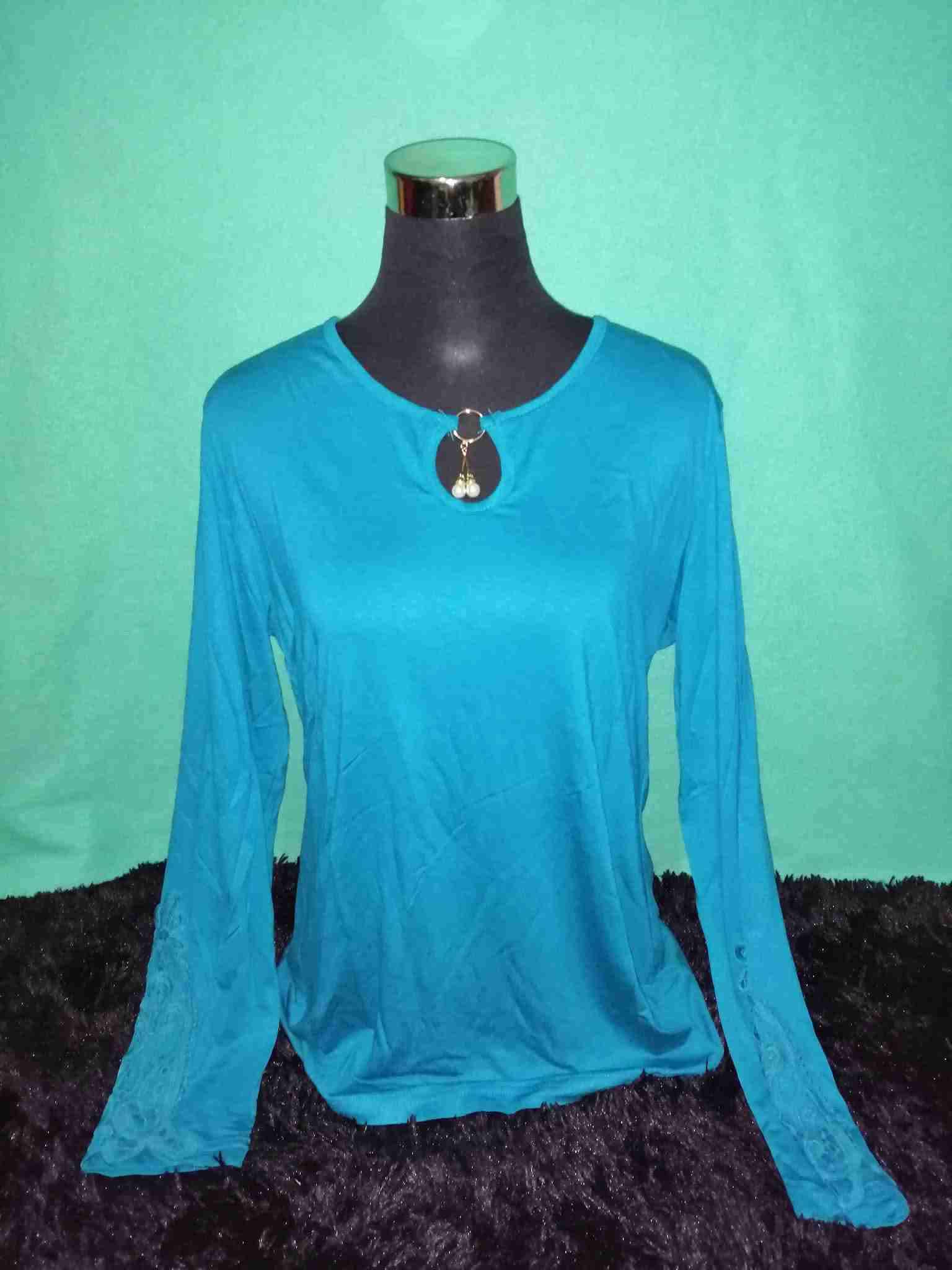 Polera negra con detalle de argolla - miniatura 2