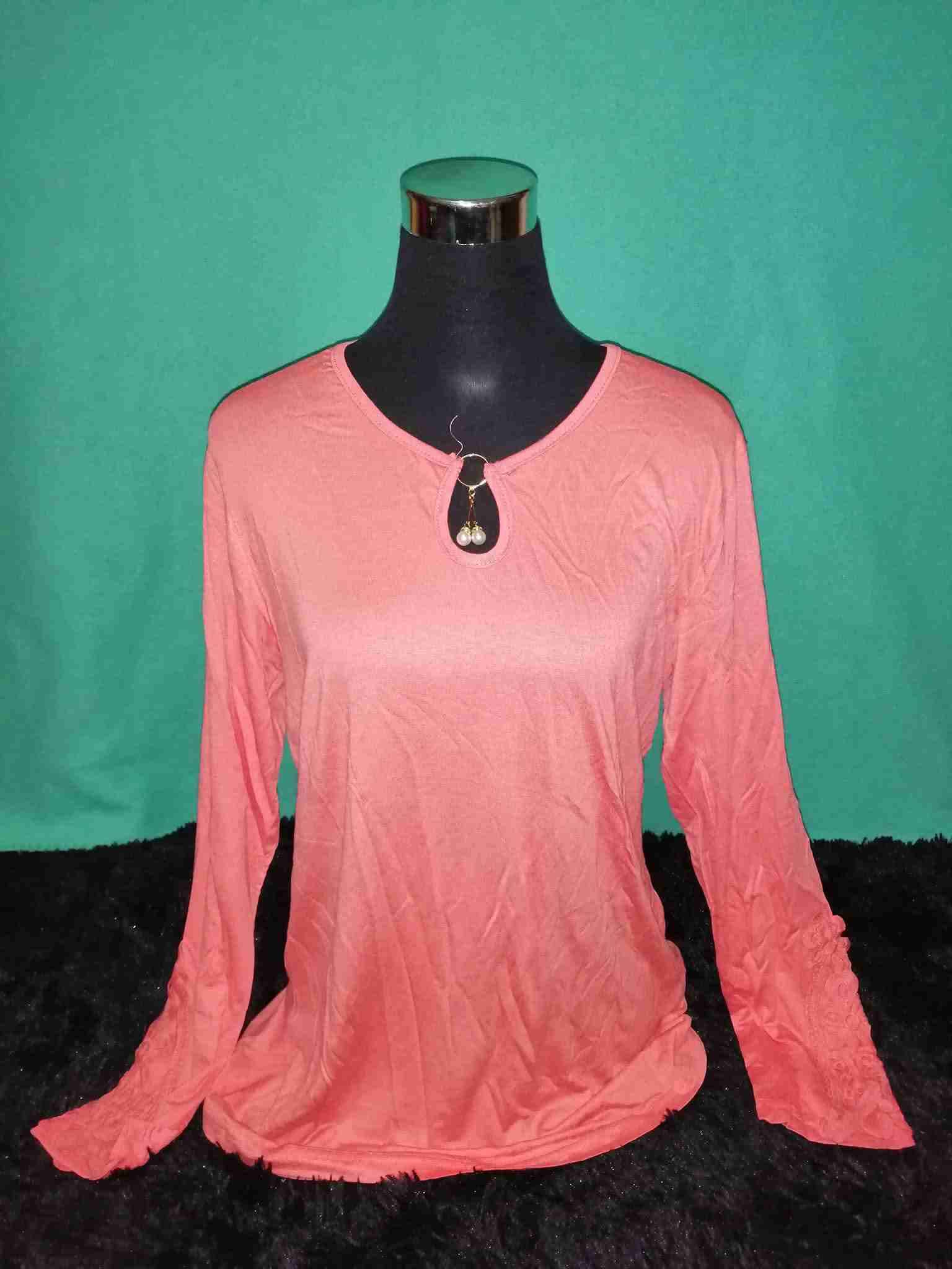 Polera negra con detalle de argolla - miniatura 3