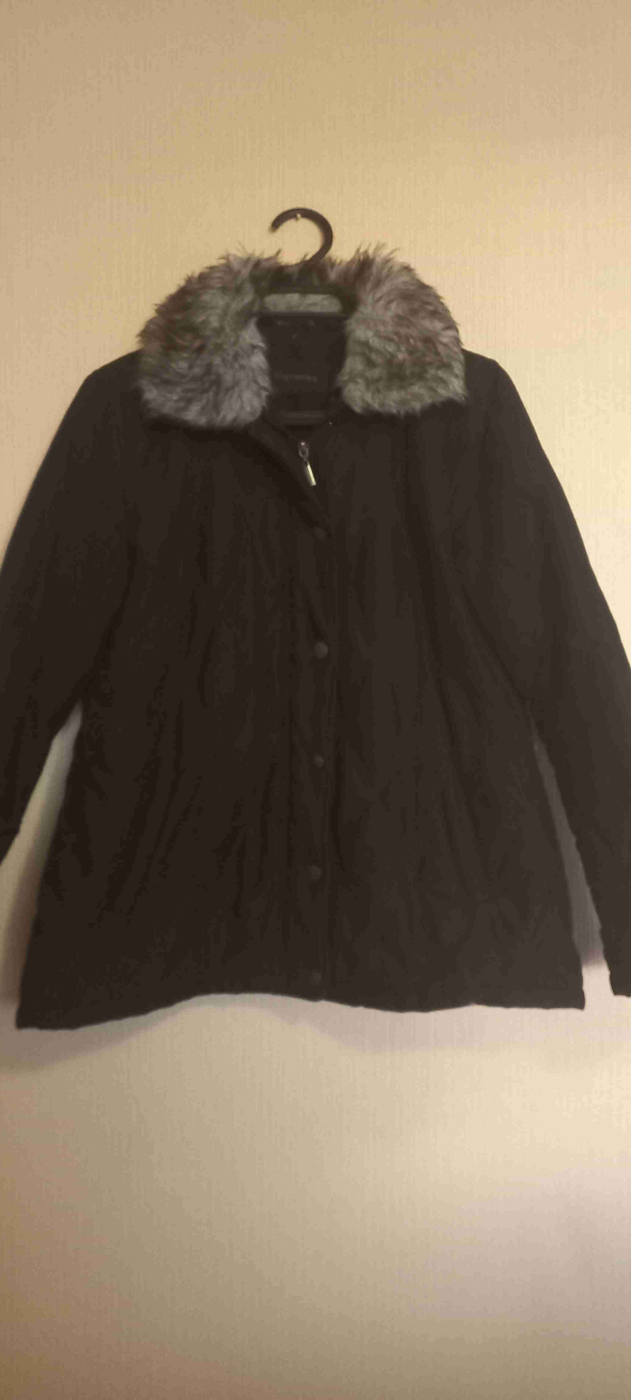 Chaqueta acolchada negra con piel desmontable - miniatura 1