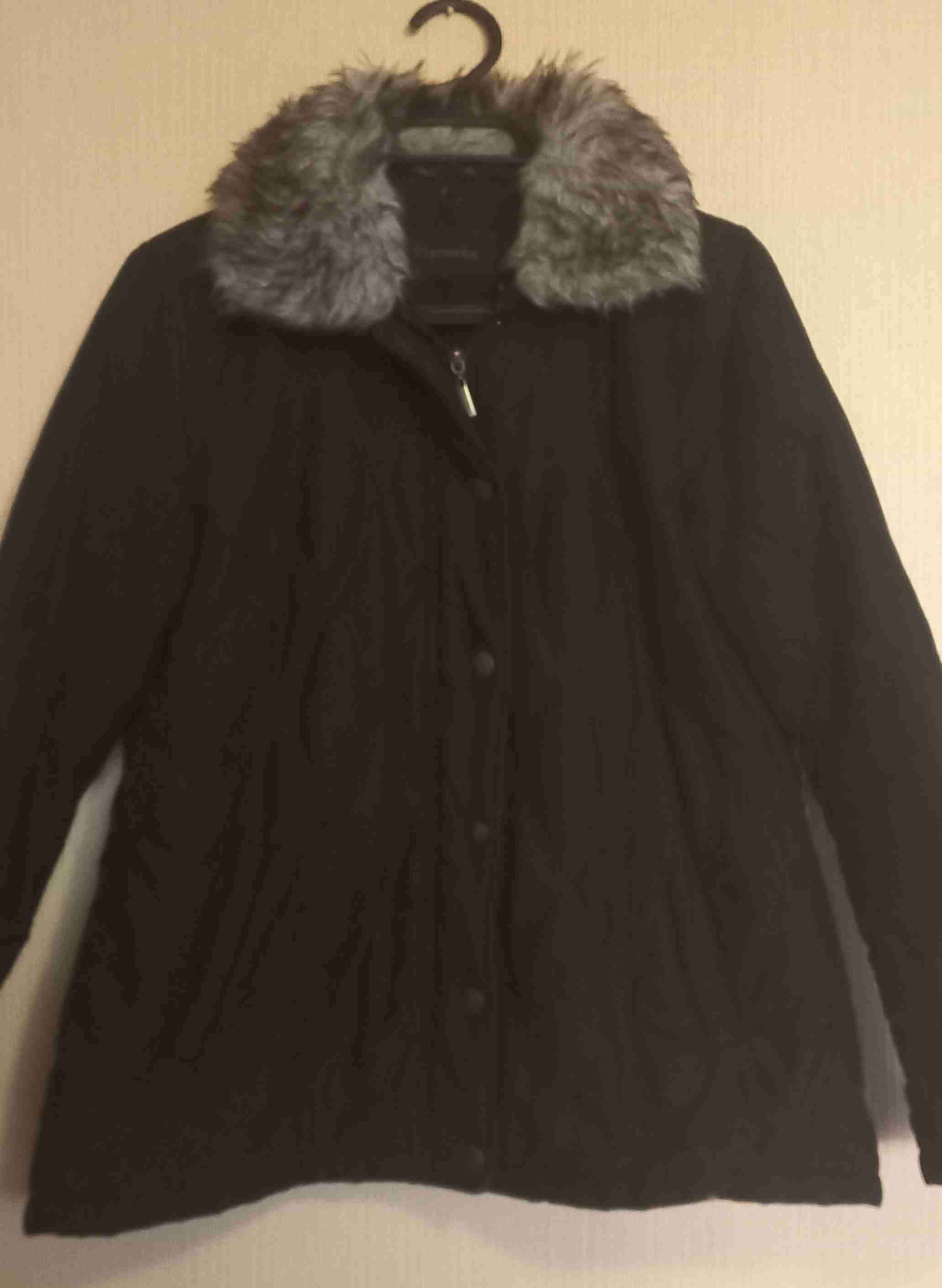 Chaqueta acolchada negra con piel desmontable - miniatura 4