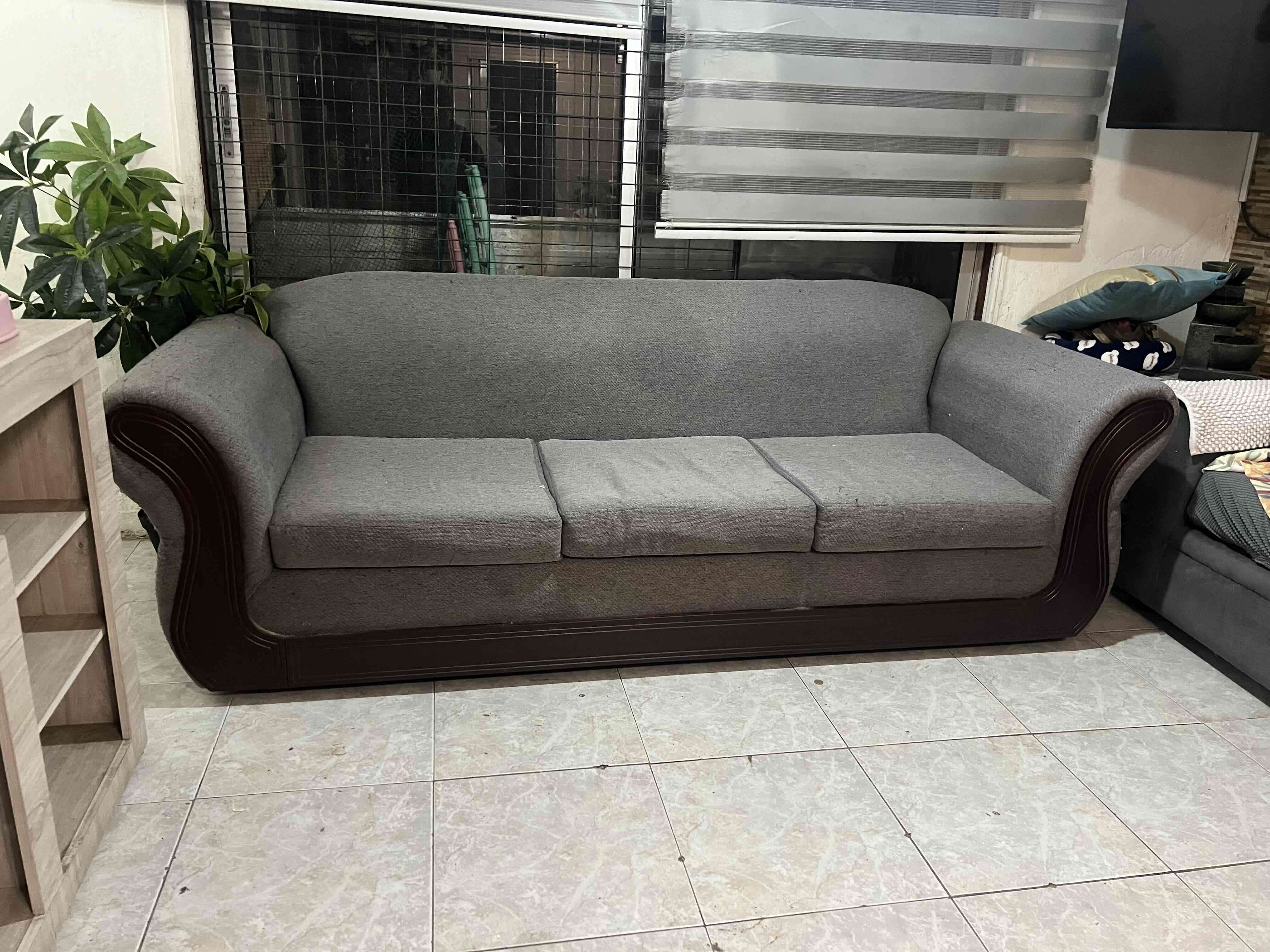 Sofá gris de tres plazas - miniatura 1
