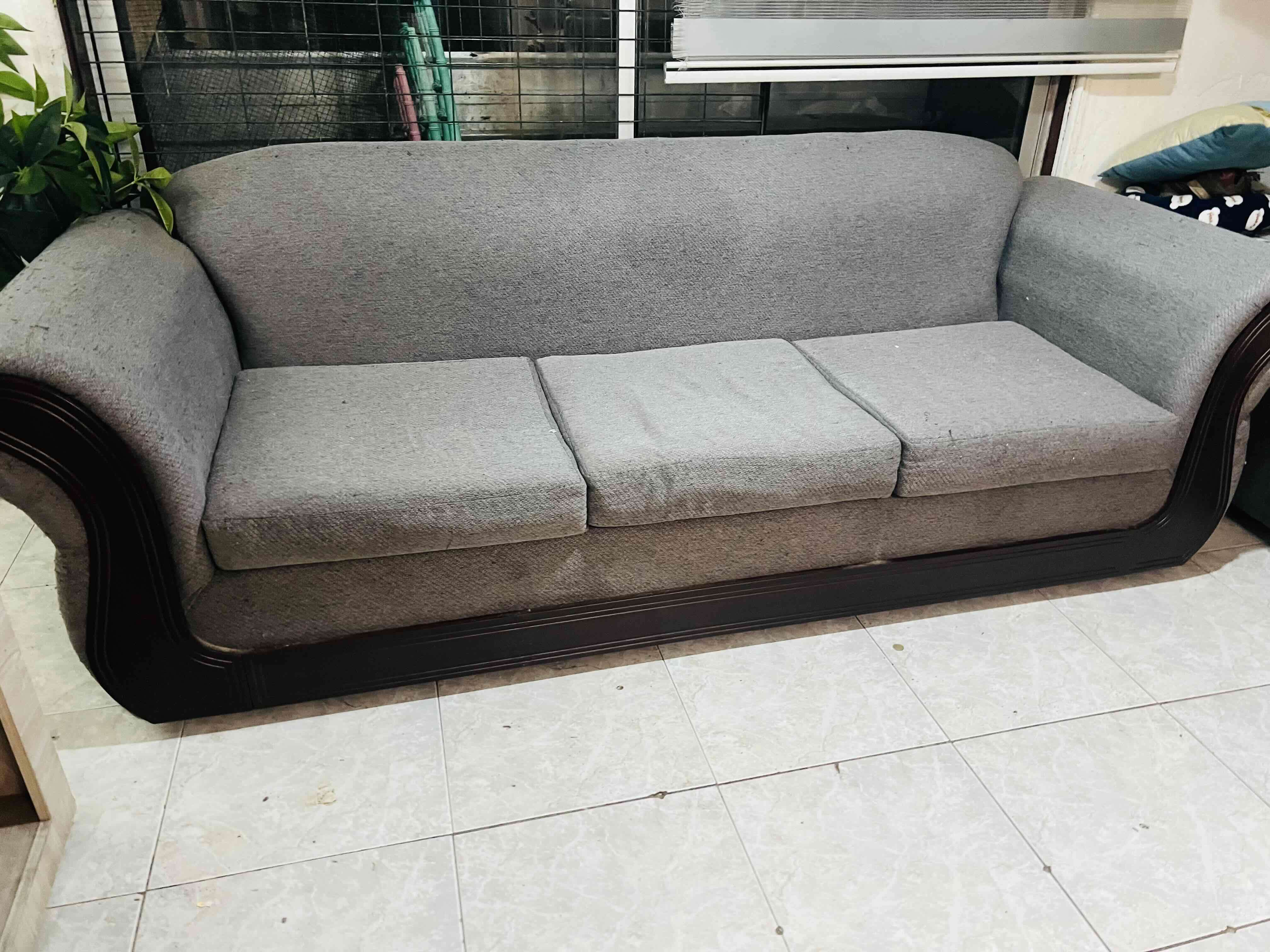 Sofá gris de tres plazas - miniatura 2