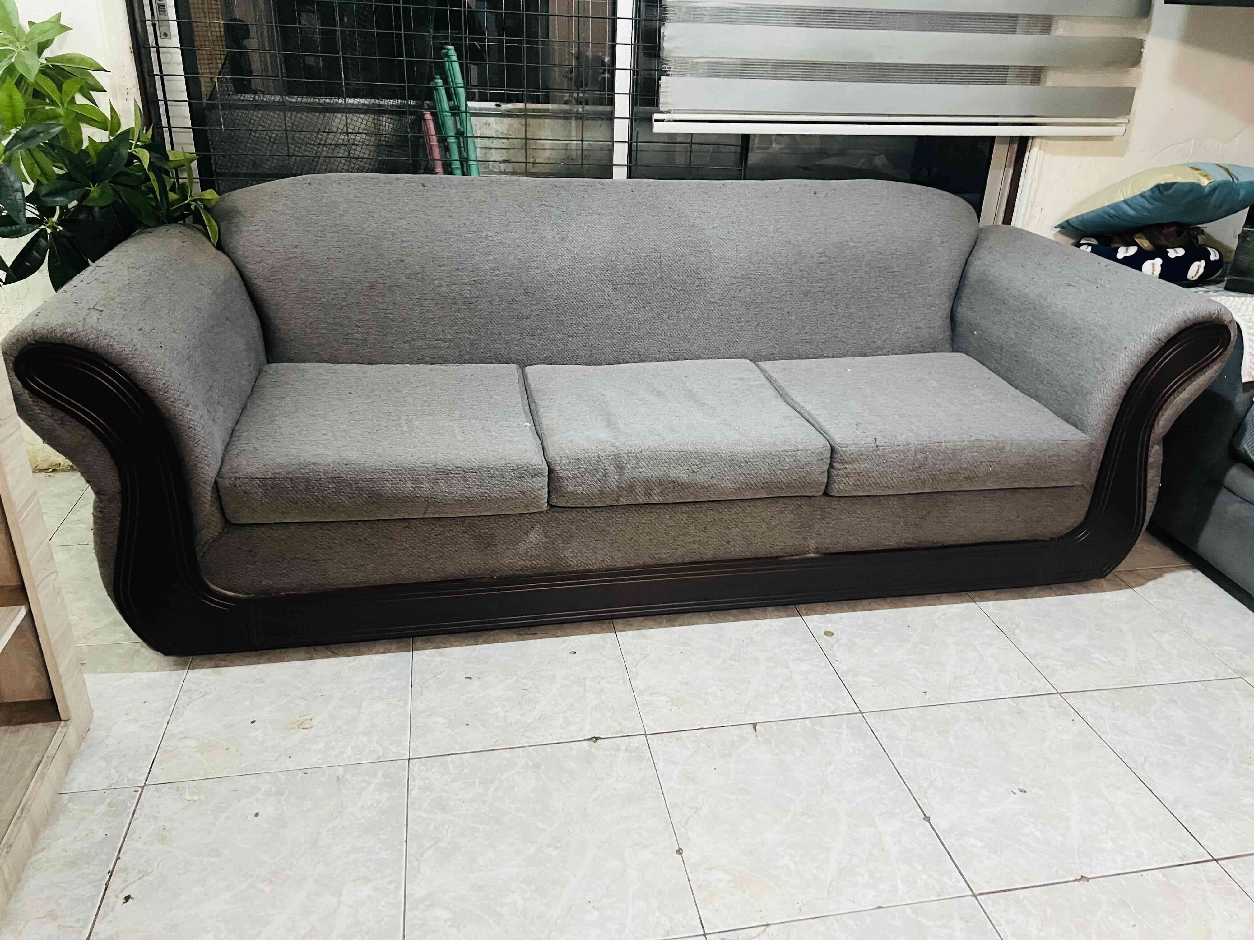 Sofá gris de tres plazas - miniatura 3