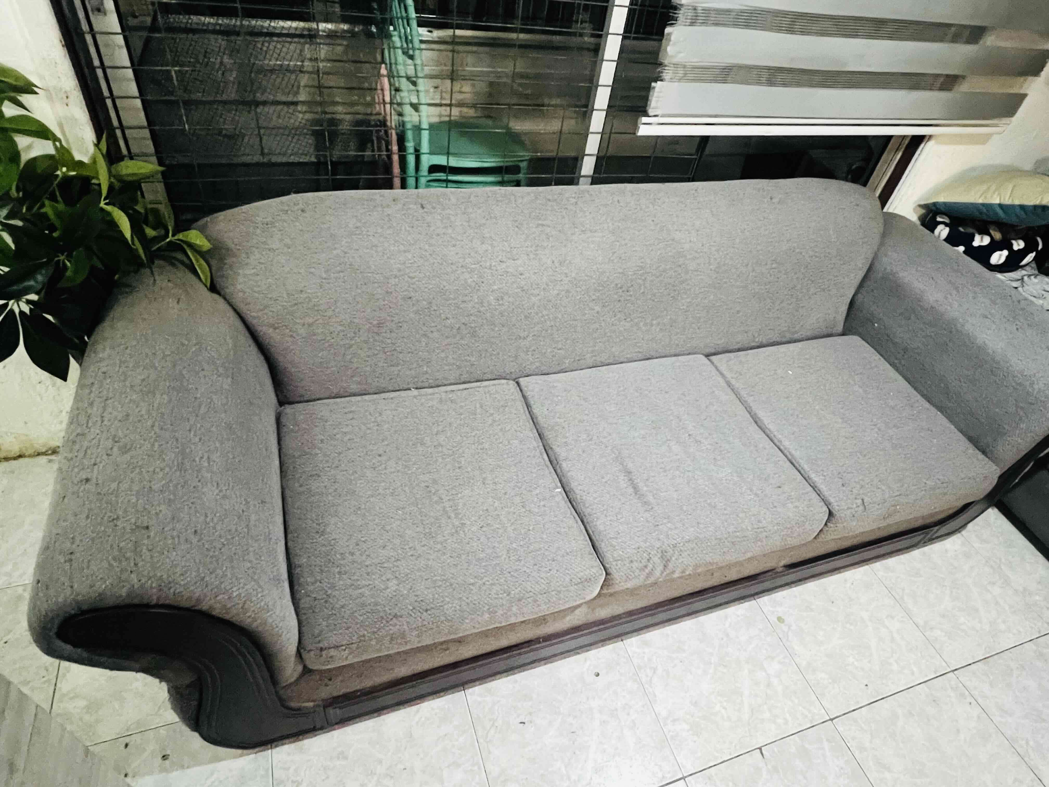 Sofá gris de tres plazas - miniatura 4