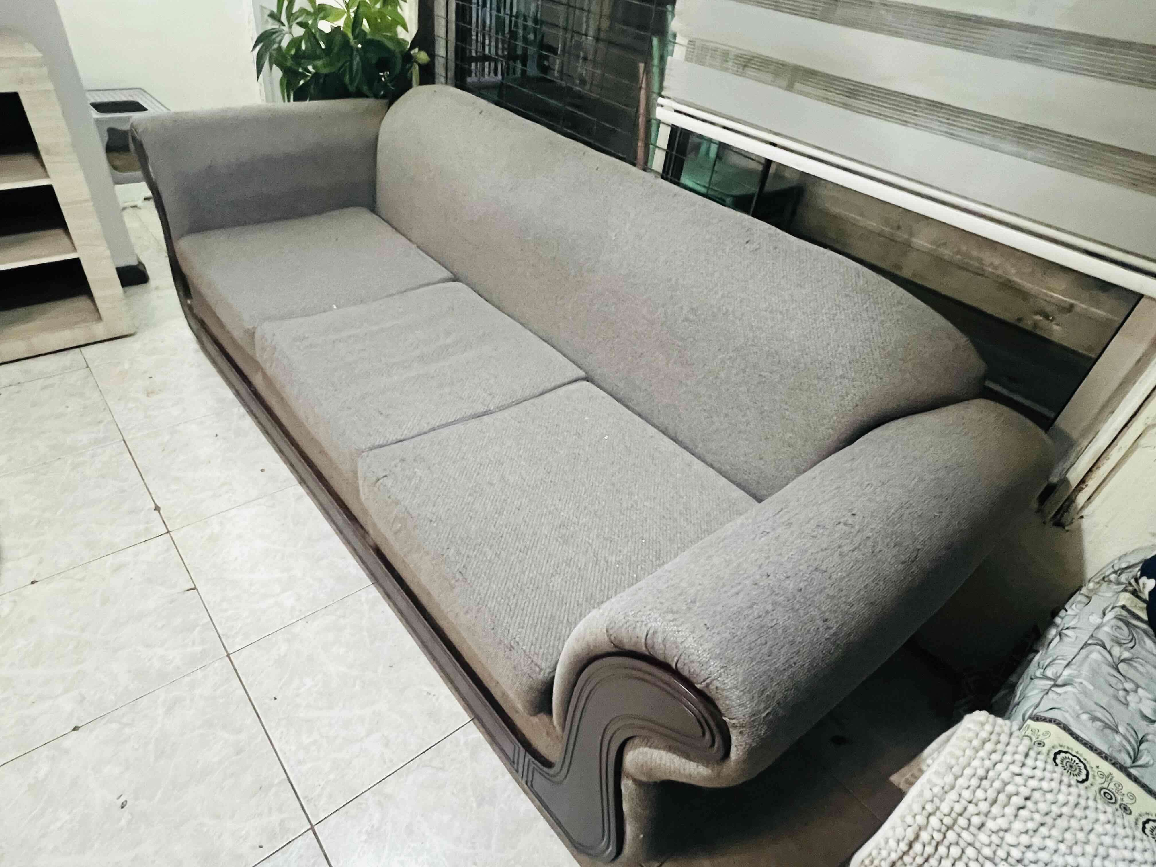 Sofá gris de tres plazas - miniatura 5