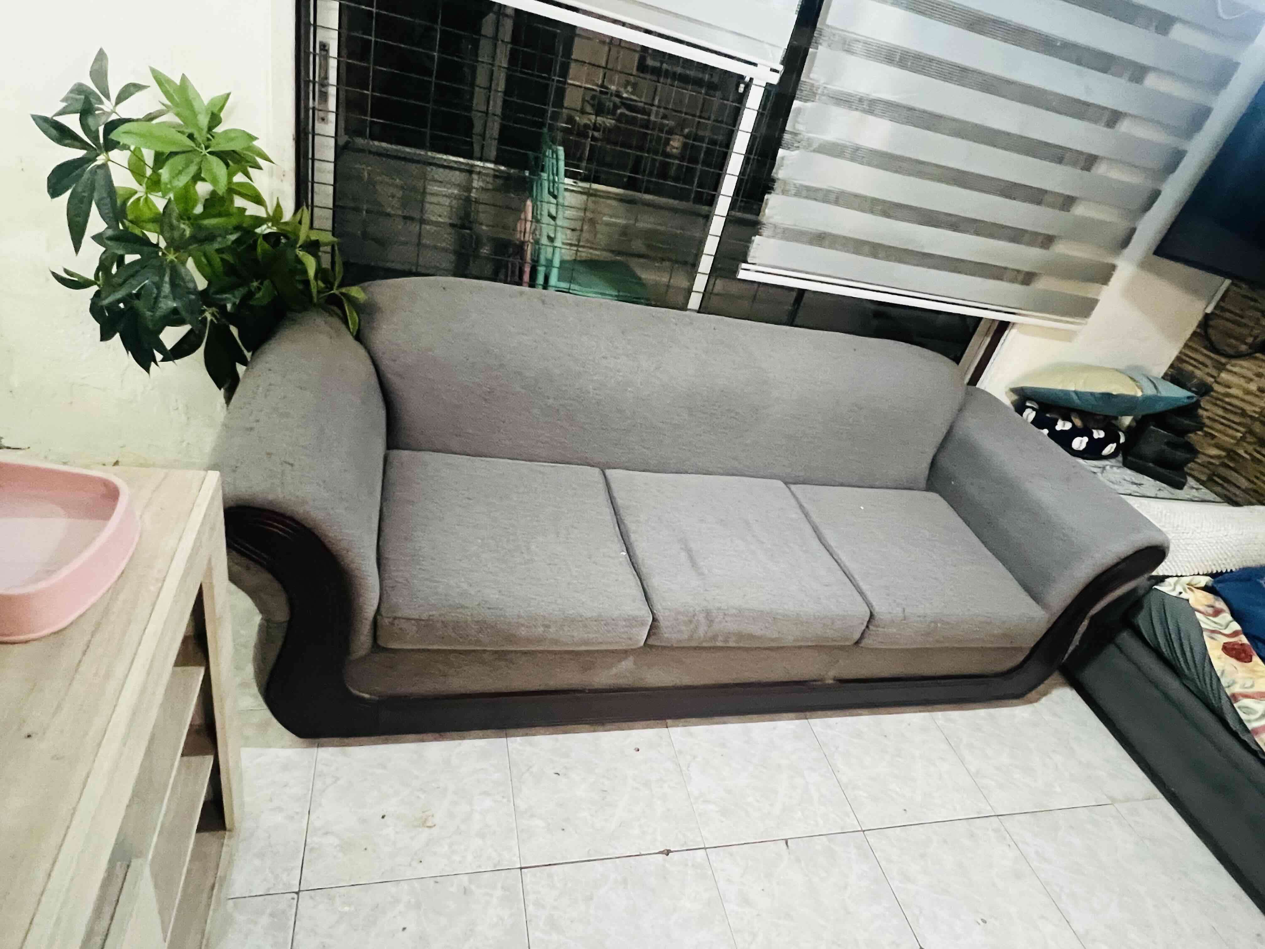 Sofá gris de tres plazas - miniatura 6