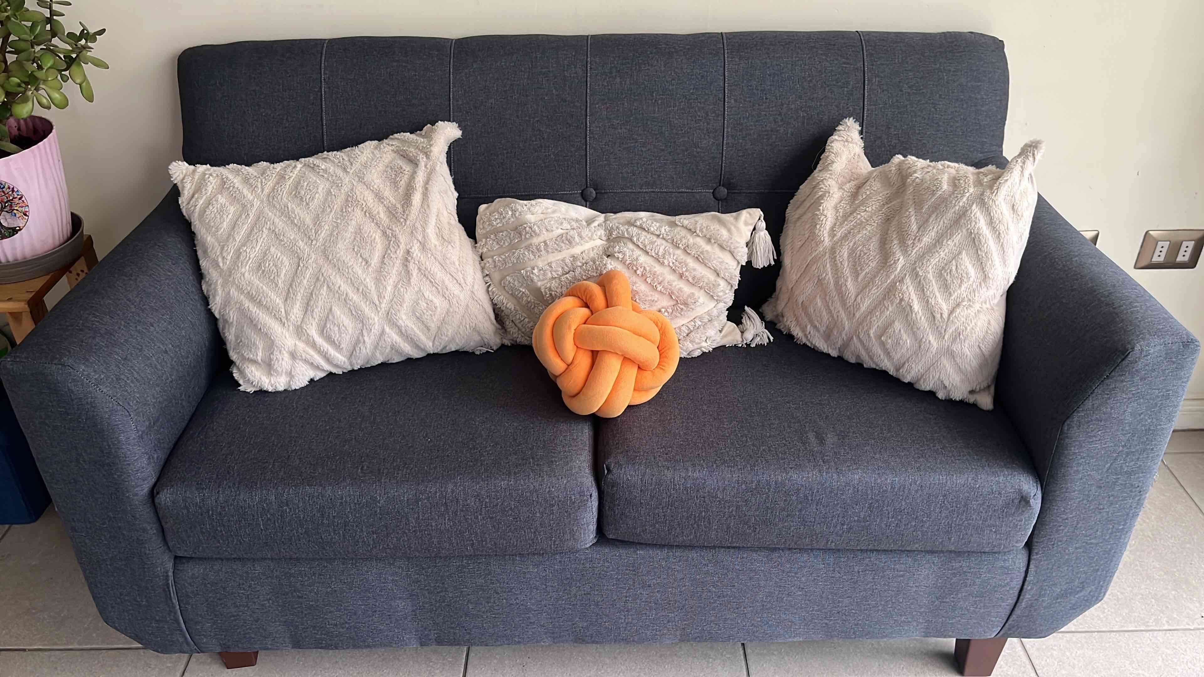 Sofá gris dos plazas moderno