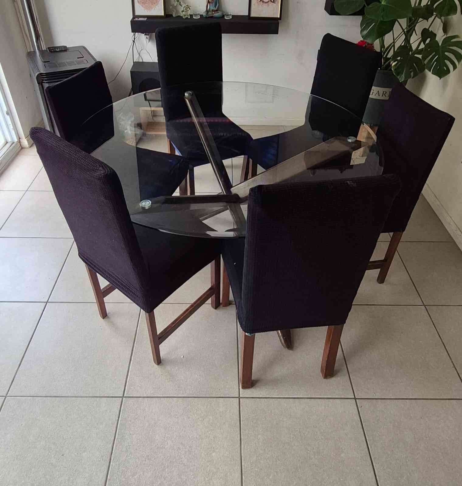 Comedor de vidrio redondo con sillas