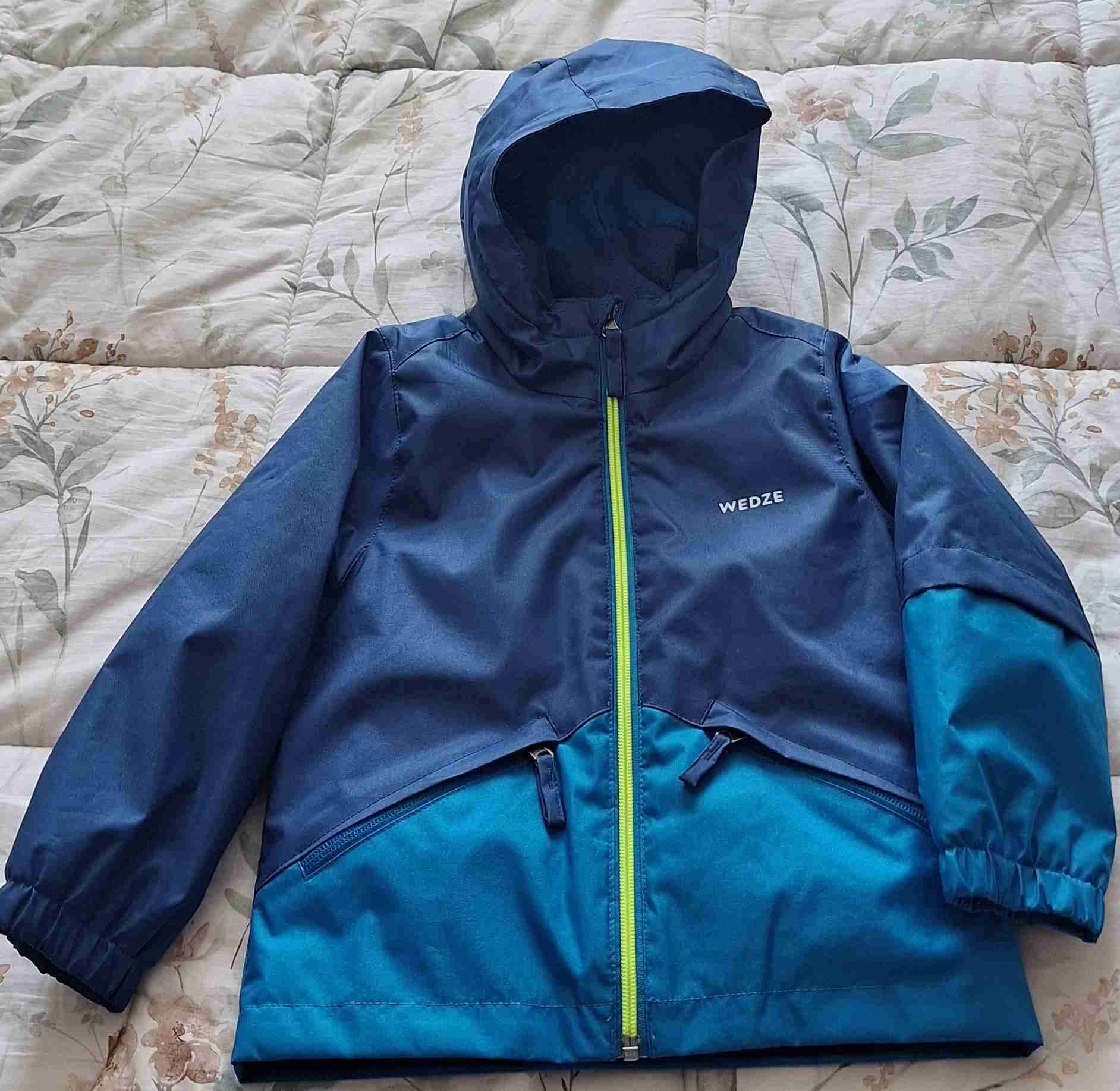 Chaqueta azul con capucha - miniatura 2