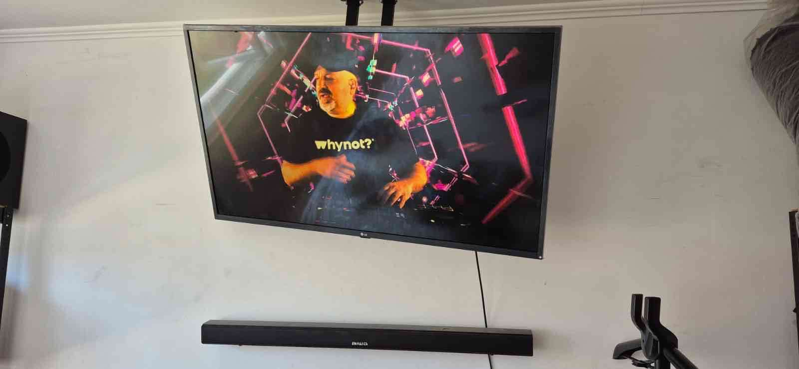 Televisor LG con barra de sonido