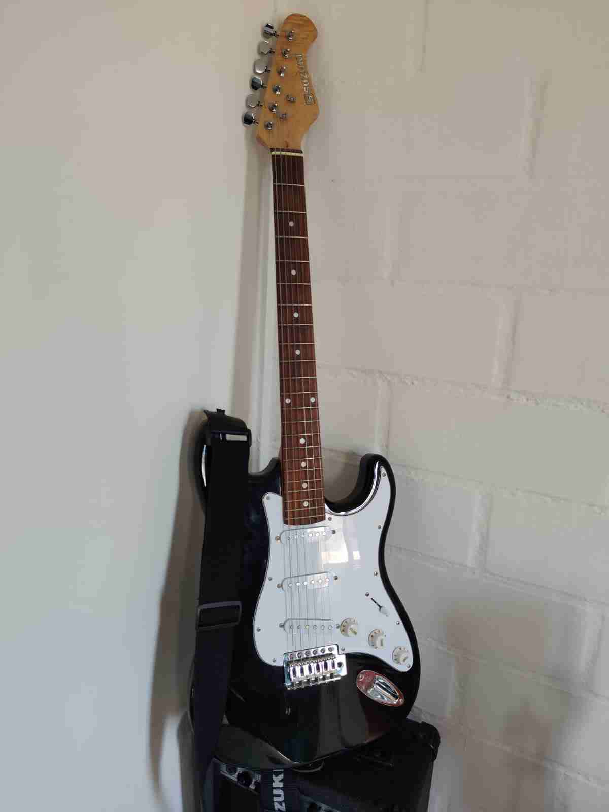 Guitarra eléctrica Stratocaster negra - miniatura 1