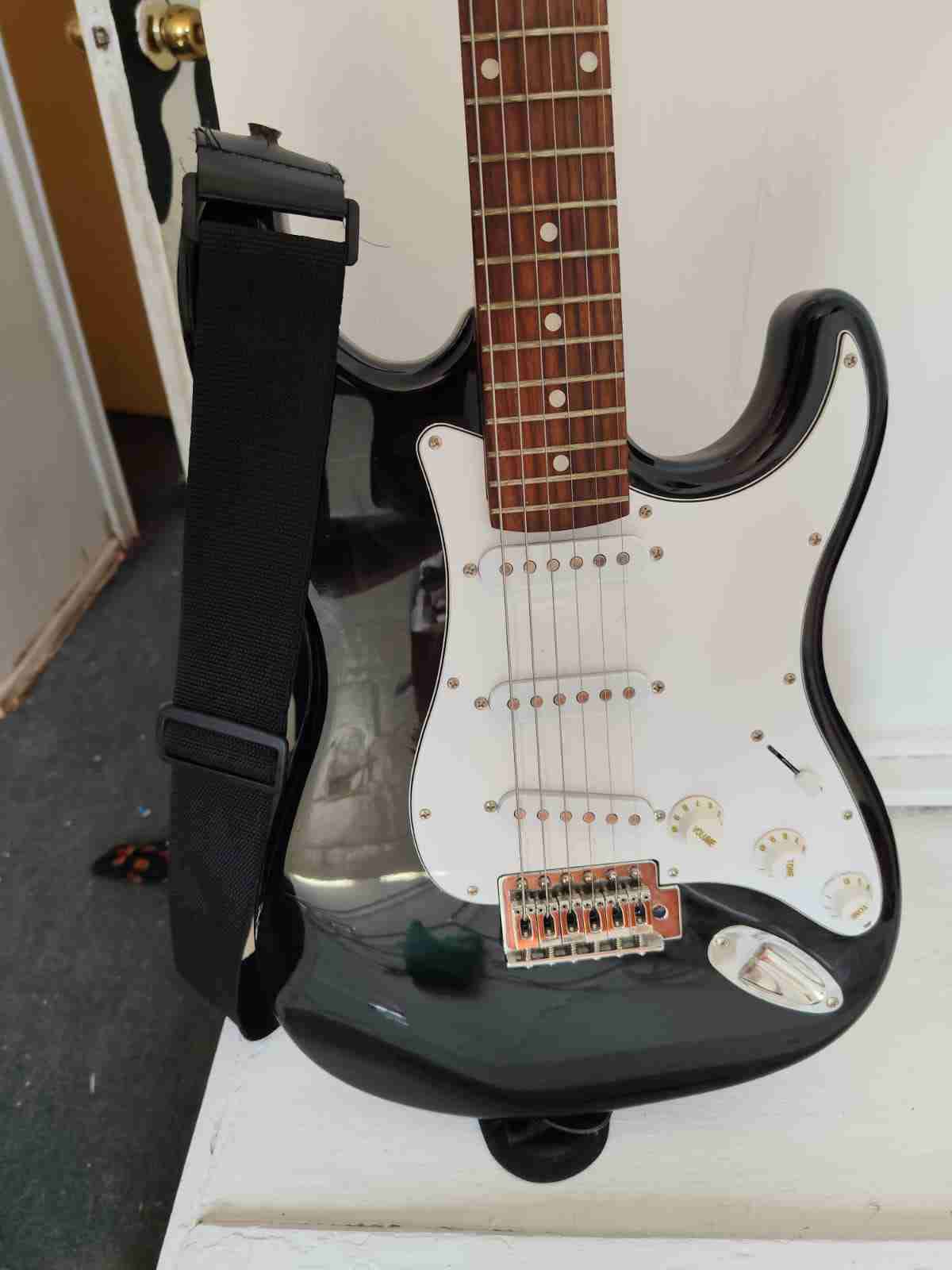 Guitarra eléctrica Stratocaster negra - miniatura 3