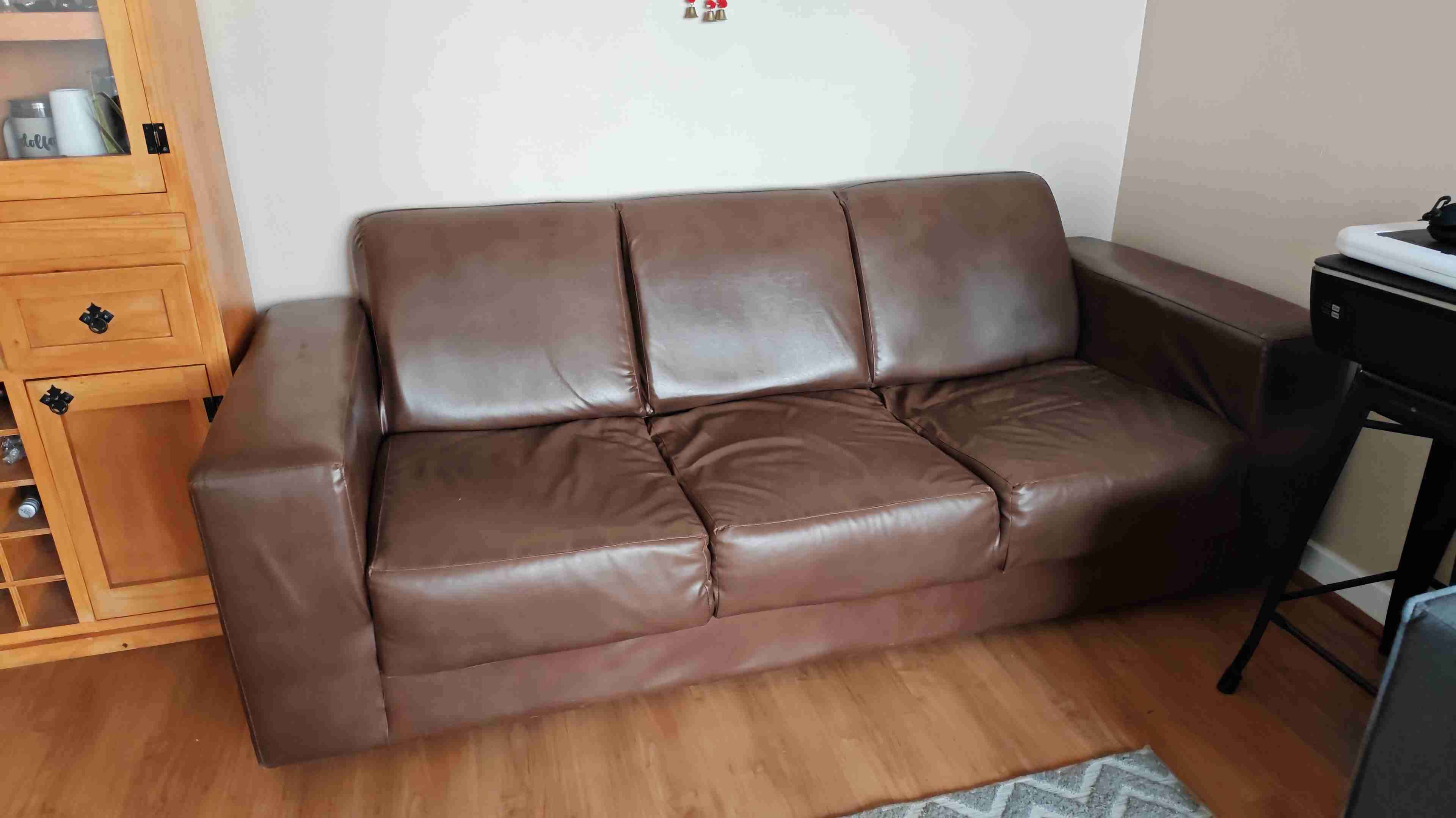 Sofa de cuerina marrón - miniatura 1